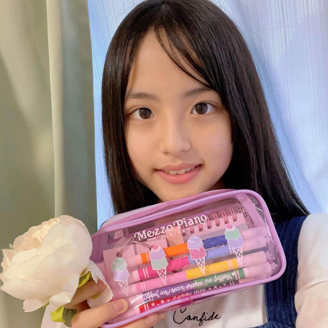 のインスタグラム：「ユウナの6月号ふろくの使い方😌✨ . .  みなさん6月号の付録使ってますか〜❓ ユウナは、メゾ ピアノ ジュニアのチョー可愛いポーチにニコプチの付録のペンとか、付箋･単語帳を入れて使ってるよ🤗❣️ ポーチがクリアになってて中が見えるところが超絶可愛い💕✨ アイスが書いてあって夏っぽい所も凄く可愛いぃ😊💓‬ ゆうなは塾に持って行って使ってるよ❣️ . . .  #ニコプチ #ニコプチふろく #プチモのふろくの使い方  #ニコプチふろくのある生活  #mezzopianojunior #メゾピアノジュニア #ふろく #竹下優名」
