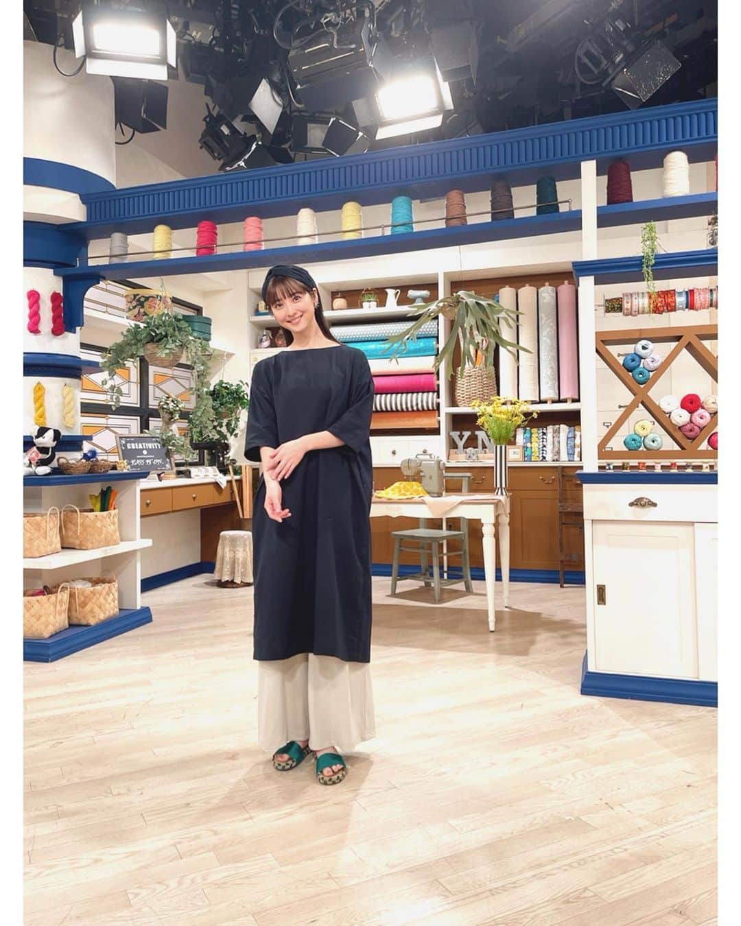 佐々木希さんのインスタグラム写真 - (佐々木希Instagram)「#すてきにハンドメイド  本日21時30分スタートです🌷 今回は「さらっと涼しく！大人のシンプルワンピース」です☺︎ 是非！  pants: #iNtimite accessory: #petiterobenoire shoes: #marisareyshoes styling: #木津明子 さん hair&makeup: #犬木愛 さん  #NHK #Eテレ」5月27日 20時34分 - nozomisasaki_official