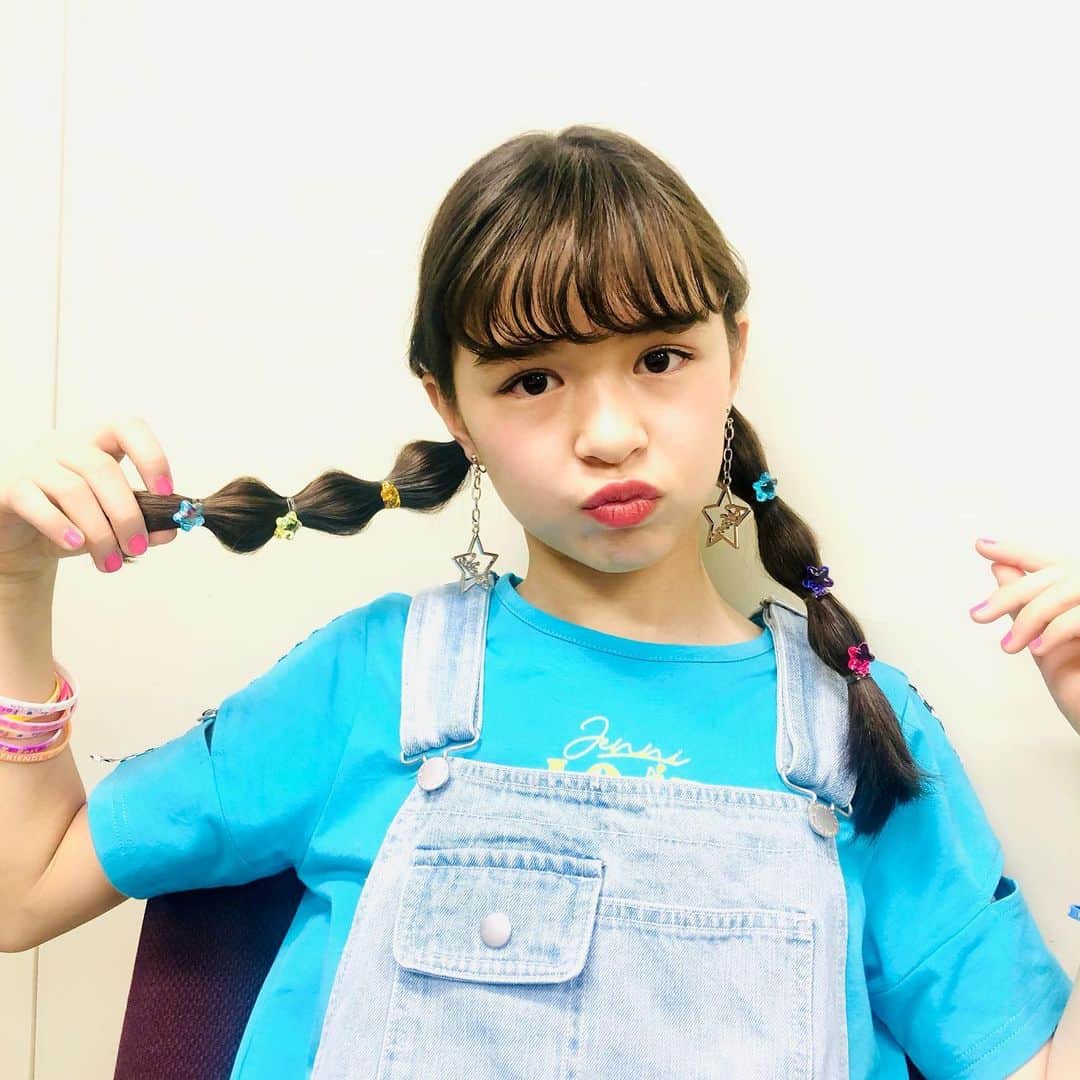 のインスタグラム：「🐬💠🛼💧🧊  Youtubeいろいろ上がってるからみてね!💎  このぽこぽこツインは ハルハが自分でやってみたんだよ😙 上手にできるてるよね☀️  #星名ハルハ #ヘアアレ #💙」