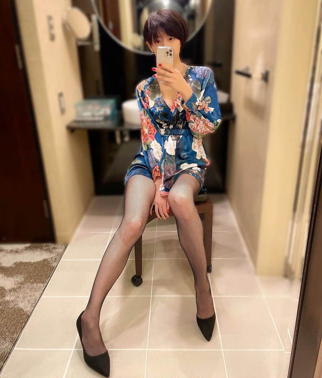 のインスタグラム：「❤︎ ・ ・ ・  #portrait #shotting #Japanesegir #followme #selfie #ショートヘア  #自撮り #グラビア #被写体 #セクシーショット #網タイツ #脚フェチ #ハイヒール #美脚  #セクシー女優 #痴女優 #痴女 #乃亜 #インスタグラビア」
