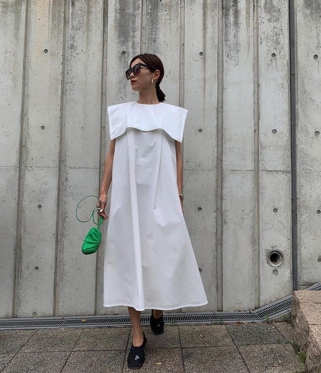 のインスタグラム：「大好きなone-piece🤍 真夏は一枚で、秋はカーディガンを羽織って襟をだして着たら可愛い（4枚目） このホワイト、snsで憧れていた方からオーダー頂いた時は嬉しくてjumpした😉♡ #fashion#mamafashion #bowa#ボウエー」