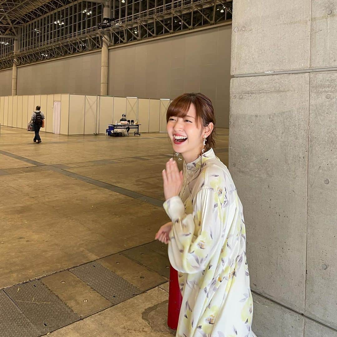 鈴木愛理さんのインスタグラム写真 - (鈴木愛理Instagram)「✴︎﻿ 雨が降ってると気持ちもどんよりしがちかな？🥺﻿ ﻿ 私は今日も刺激的な日を送っていまして﻿ 少し早めに仕事が終わったので﻿ ゆったりとスーパーによって﻿ しっかり電車で寝過ごして(笑)﻿ 寝過ごした駅で降りてみて﻿ アロマ屋さんに立ち寄ってから﻿ 美味しいカフェラテをテイクアウト。﻿ ﻿ 寝過ごしてもその後の予定に追われずに﻿ それでもまだ時間があるっていうのは﻿ ちょっと嬉しいし﻿ 寝過ごしたことで生まれる今日の予定も悪くないなと思いました😚笑﻿ ﻿ あっという間な毎日だけど﻿ どこかに自分へのご褒美を散りばめてあげて﻿ 心と身体を健康にしておきたいですね😌✨﻿ ﻿ 張り詰めすぎず。﻿ 緩めて緩めて。﻿ ﻿ 今日も皆様お疲れ様です❤︎﻿ ﻿ ＊earring: @mex_handmade ﻿ ＊dress: @lily_brown_official ﻿ #少し前の千葉フェスタの衣装﻿ #めっちゃわらってる🤣﻿ ﻿ #今夜はクラシックTVと﻿ #ブラックシンデレラあるよ✨﻿ #22時からお見逃しなく☺︎」5月27日 16時05分 - airisuzuki_official_uf