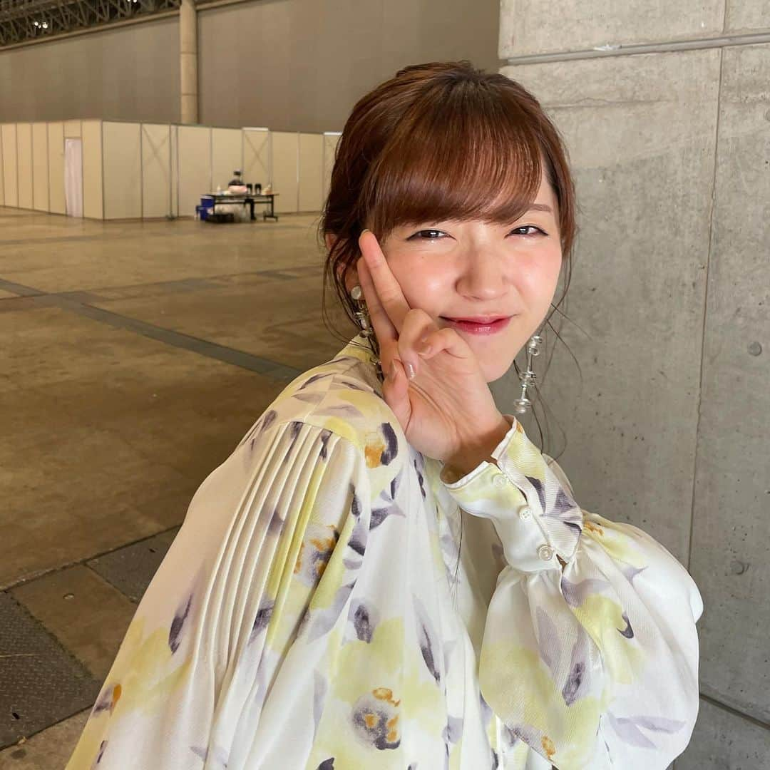 鈴木愛理さんのインスタグラム写真 - (鈴木愛理Instagram)「✴︎﻿ 雨が降ってると気持ちもどんよりしがちかな？🥺﻿ ﻿ 私は今日も刺激的な日を送っていまして﻿ 少し早めに仕事が終わったので﻿ ゆったりとスーパーによって﻿ しっかり電車で寝過ごして(笑)﻿ 寝過ごした駅で降りてみて﻿ アロマ屋さんに立ち寄ってから﻿ 美味しいカフェラテをテイクアウト。﻿ ﻿ 寝過ごしてもその後の予定に追われずに﻿ それでもまだ時間があるっていうのは﻿ ちょっと嬉しいし﻿ 寝過ごしたことで生まれる今日の予定も悪くないなと思いました😚笑﻿ ﻿ あっという間な毎日だけど﻿ どこかに自分へのご褒美を散りばめてあげて﻿ 心と身体を健康にしておきたいですね😌✨﻿ ﻿ 張り詰めすぎず。﻿ 緩めて緩めて。﻿ ﻿ 今日も皆様お疲れ様です❤︎﻿ ﻿ ＊earring: @mex_handmade ﻿ ＊dress: @lily_brown_official ﻿ #少し前の千葉フェスタの衣装﻿ #めっちゃわらってる🤣﻿ ﻿ #今夜はクラシックTVと﻿ #ブラックシンデレラあるよ✨﻿ #22時からお見逃しなく☺︎」5月27日 16時05分 - airisuzuki_official_uf