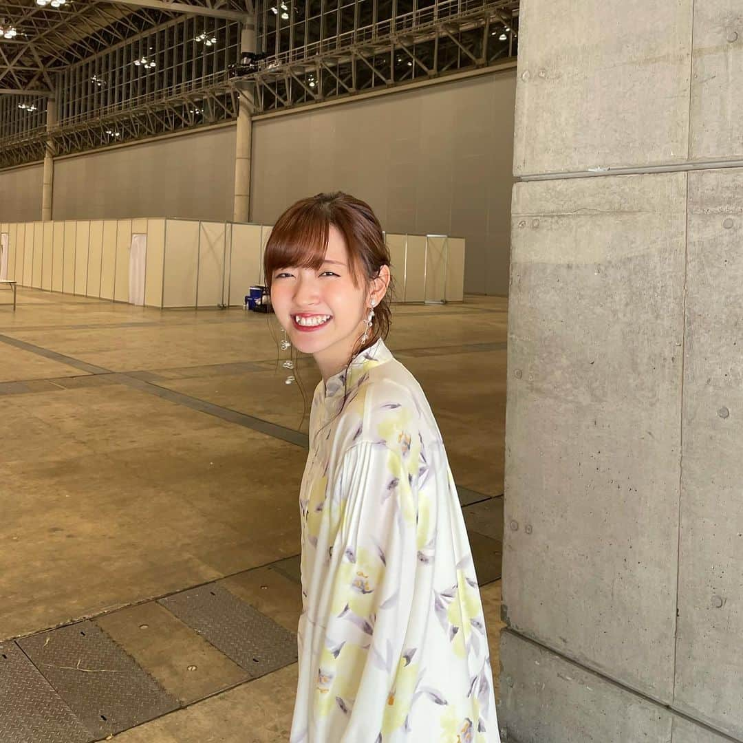 鈴木愛理さんのインスタグラム写真 - (鈴木愛理Instagram)「✴︎﻿ 雨が降ってると気持ちもどんよりしがちかな？🥺﻿ ﻿ 私は今日も刺激的な日を送っていまして﻿ 少し早めに仕事が終わったので﻿ ゆったりとスーパーによって﻿ しっかり電車で寝過ごして(笑)﻿ 寝過ごした駅で降りてみて﻿ アロマ屋さんに立ち寄ってから﻿ 美味しいカフェラテをテイクアウト。﻿ ﻿ 寝過ごしてもその後の予定に追われずに﻿ それでもまだ時間があるっていうのは﻿ ちょっと嬉しいし﻿ 寝過ごしたことで生まれる今日の予定も悪くないなと思いました😚笑﻿ ﻿ あっという間な毎日だけど﻿ どこかに自分へのご褒美を散りばめてあげて﻿ 心と身体を健康にしておきたいですね😌✨﻿ ﻿ 張り詰めすぎず。﻿ 緩めて緩めて。﻿ ﻿ 今日も皆様お疲れ様です❤︎﻿ ﻿ ＊earring: @mex_handmade ﻿ ＊dress: @lily_brown_official ﻿ #少し前の千葉フェスタの衣装﻿ #めっちゃわらってる🤣﻿ ﻿ #今夜はクラシックTVと﻿ #ブラックシンデレラあるよ✨﻿ #22時からお見逃しなく☺︎」5月27日 16時05分 - airisuzuki_official_uf