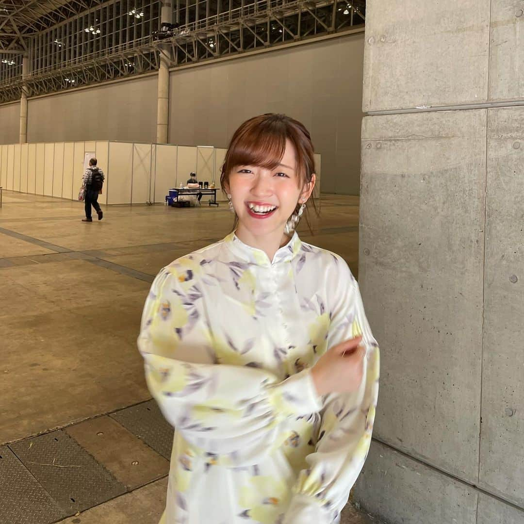 鈴木愛理さんのインスタグラム写真 - (鈴木愛理Instagram)「✴︎﻿ 雨が降ってると気持ちもどんよりしがちかな？🥺﻿ ﻿ 私は今日も刺激的な日を送っていまして﻿ 少し早めに仕事が終わったので﻿ ゆったりとスーパーによって﻿ しっかり電車で寝過ごして(笑)﻿ 寝過ごした駅で降りてみて﻿ アロマ屋さんに立ち寄ってから﻿ 美味しいカフェラテをテイクアウト。﻿ ﻿ 寝過ごしてもその後の予定に追われずに﻿ それでもまだ時間があるっていうのは﻿ ちょっと嬉しいし﻿ 寝過ごしたことで生まれる今日の予定も悪くないなと思いました😚笑﻿ ﻿ あっという間な毎日だけど﻿ どこかに自分へのご褒美を散りばめてあげて﻿ 心と身体を健康にしておきたいですね😌✨﻿ ﻿ 張り詰めすぎず。﻿ 緩めて緩めて。﻿ ﻿ 今日も皆様お疲れ様です❤︎﻿ ﻿ ＊earring: @mex_handmade ﻿ ＊dress: @lily_brown_official ﻿ #少し前の千葉フェスタの衣装﻿ #めっちゃわらってる🤣﻿ ﻿ #今夜はクラシックTVと﻿ #ブラックシンデレラあるよ✨﻿ #22時からお見逃しなく☺︎」5月27日 16時05分 - airisuzuki_official_uf