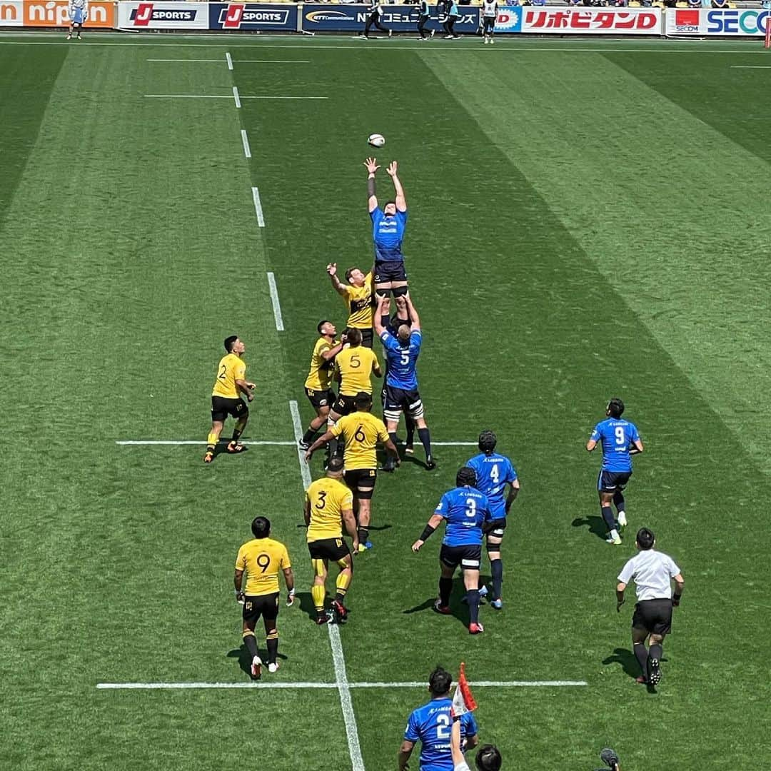 上野優花さんのインスタグラム写真 - (上野優花Instagram)「最後のトップリーグ決勝🏉  余韻に浸りすぎてもう4日も経ってしまいましたが…  本当に良い試合でしたよね🥺✨  パナはサントリーをよく研究したんだなぁと感じる強靭なディフェンスで完全に前半はリード。  後半、サントリーもいつものラグビーを取り戻していましたが、5点差でパナソニックが勝利‼️  5季ぶりの日本一、 おめでとうございます😊⭐️  この試合で福岡選手は引退。 あの走りをまだまだ観ていたい寂しい気持ちもありますが、 第二の人生も福岡選手らしく突き進んでいただきたいです😄🙌🏻  そしてボーデンバレット選手も帰国されましたね。 また日本にいつか戻ってきてプレーしてくださることを願います🙏🏻 素晴らしいプレーをありがとうございました🥰  新リーグによる 更なる日本ラグビーの発展を楽しみにしています🥳  #本日もラグビー観戦日和でした #ラグビー #ラグビー女子 #rugby #トップリーグ」5月27日 16時19分 - yuka_ueno89