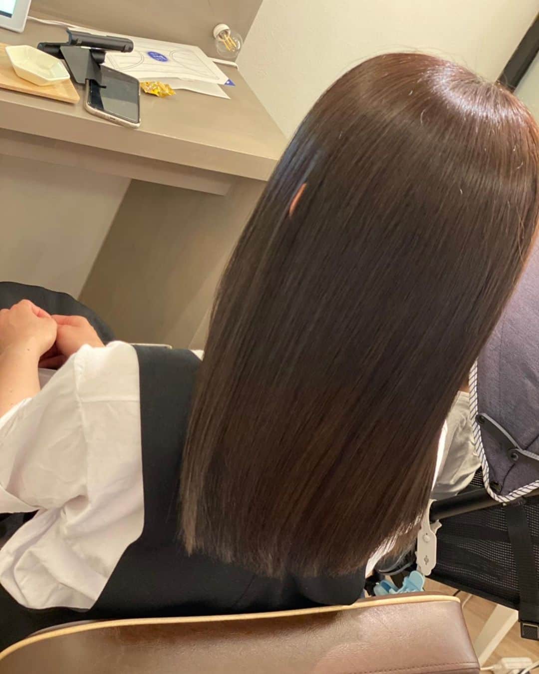 尾崎ナナのインスタグラム：「今回も最高な仕上がりです🥺✨ @rrsalon.aoyama でヘアメンテ☺️ 行く度に髪質が良くなっていく‼️ カラー、トリートメント、カットが1時間半くらいで終わるから子連れママに本当におすすめ❤️ 担当は @kv_amn29  いつもありがとうございます😊 #rrsalonaoyama  #アールサロン青山  #髪質改善サロン #子連れに優しい美容室」