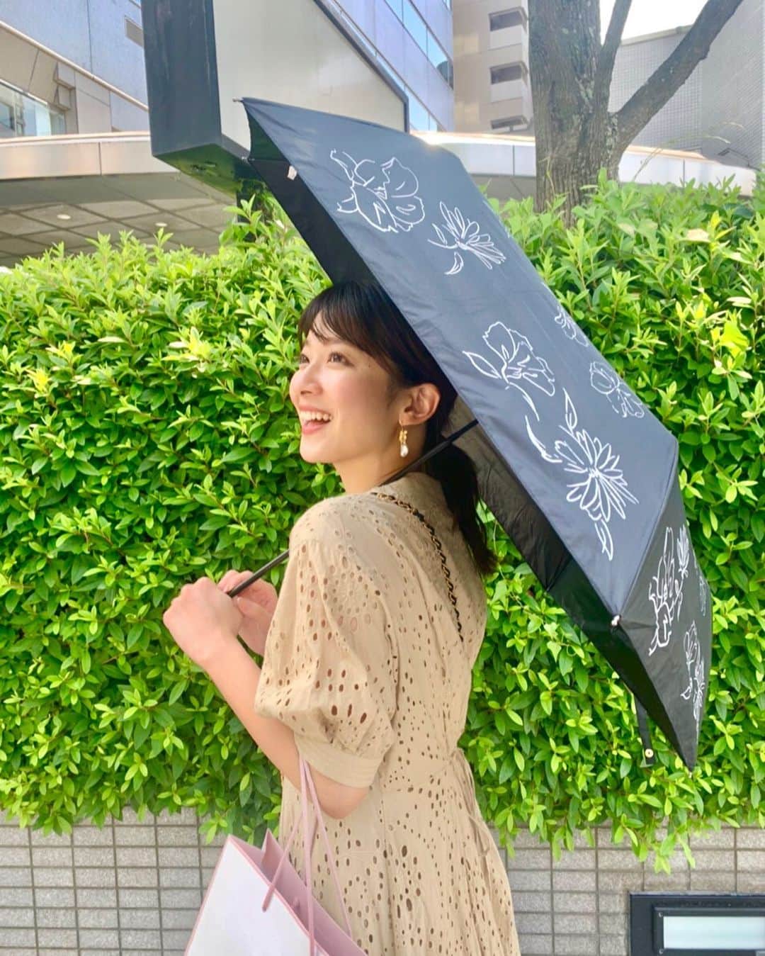 山本里菜さんのインスタグラム写真 - (山本里菜Instagram)「. 東京は本降りですね☔️ そんな日でも笑顔で過ごしましょ🥰  ノベルティで頂いた晴雨兼用の傘❤︎ @lilliancarat_official  @cocodeal_official   #雨　#久しぶりに本降り　#気分もどんよりしがち　#でも笑顔で　#過ごしましょう　#山本里菜」5月27日 17時08分 - rinayamamoto_0622