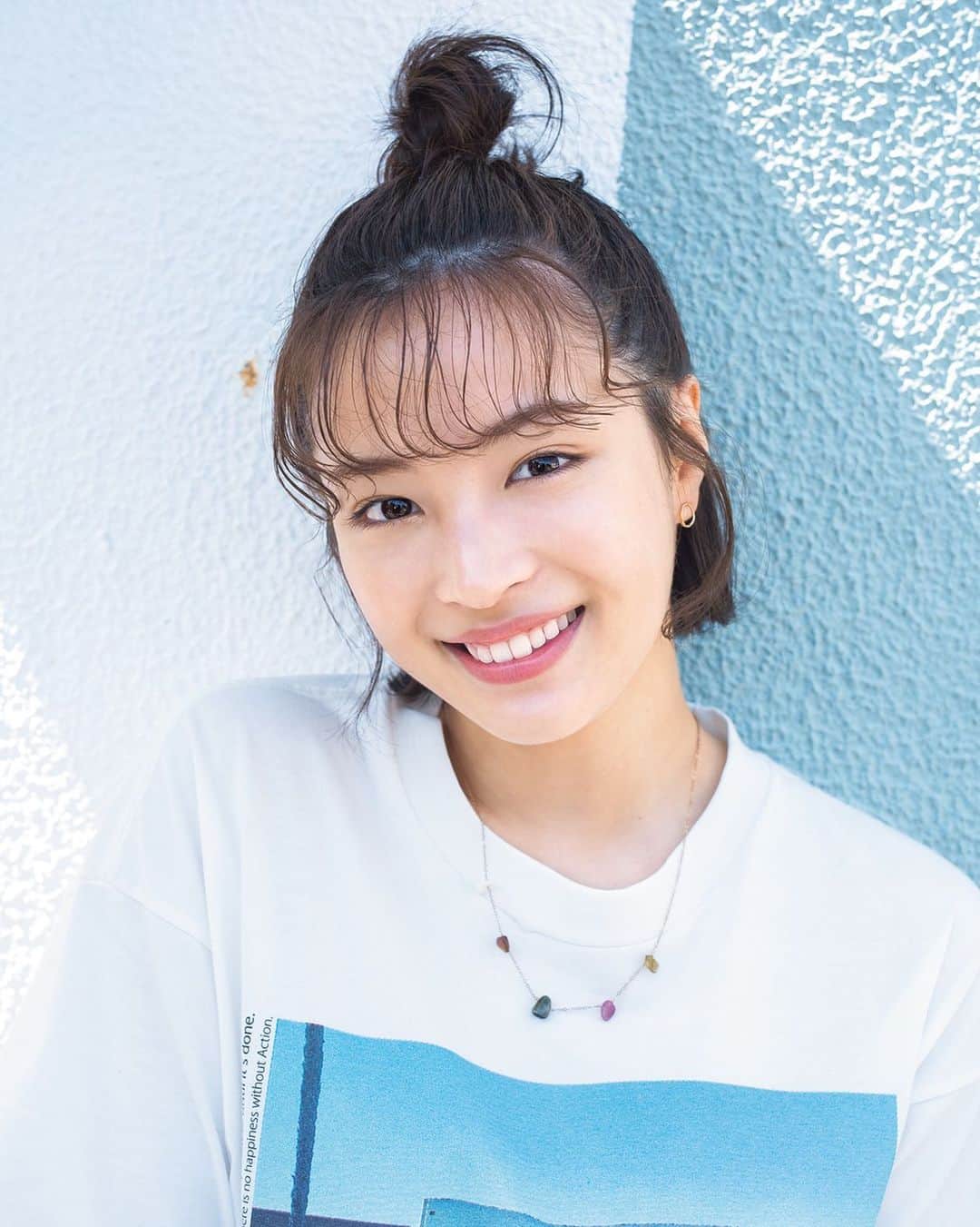週刊少年マガジンのインスタグラム：「発売中の #週刊少年マガジン 26号に大人気女優 #広瀬すず さんが登場！ はしゃぐ彼女をフィルムカメラで撮り下ろしました！   撮影 / 藤本和典 スタイリング / 小川未久 ヘアメイク / 奥平正芳 デザイン / 坂上和也 ( banjo ) 衣装協力 / コンバースインフォメーションセンター、 e.m. 表参道店」