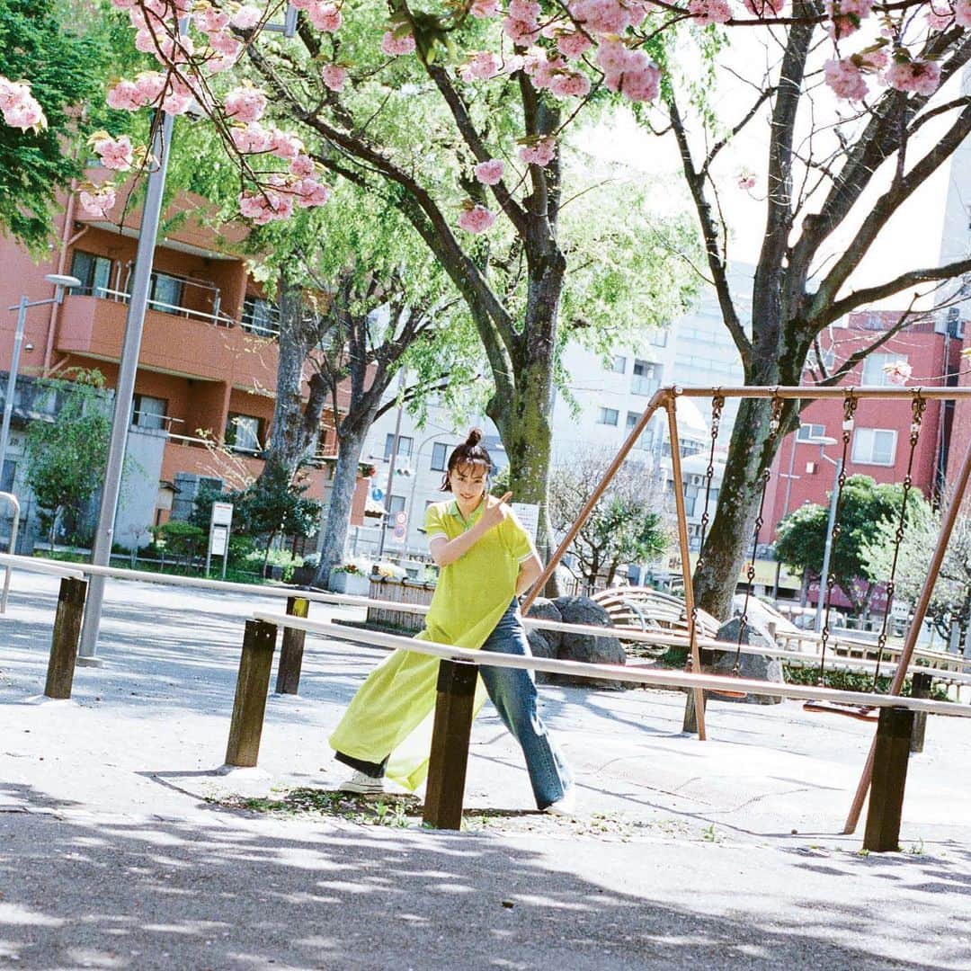 週刊少年マガジンのインスタグラム：「発売中の #週刊少年マガジン 26号に大人気女優 #広瀬すず さんが登場！ はしゃぐ彼女をフィルムカメラで撮り下ろしました！   撮影 / 藤本和典 スタイリング / 小川未久 ヘアメイク / 奥平正芳 デザイン / 坂上和也 ( banjo ) 衣装協力 / コンバースインフォメーションセンター、 e.m. 表参道店」