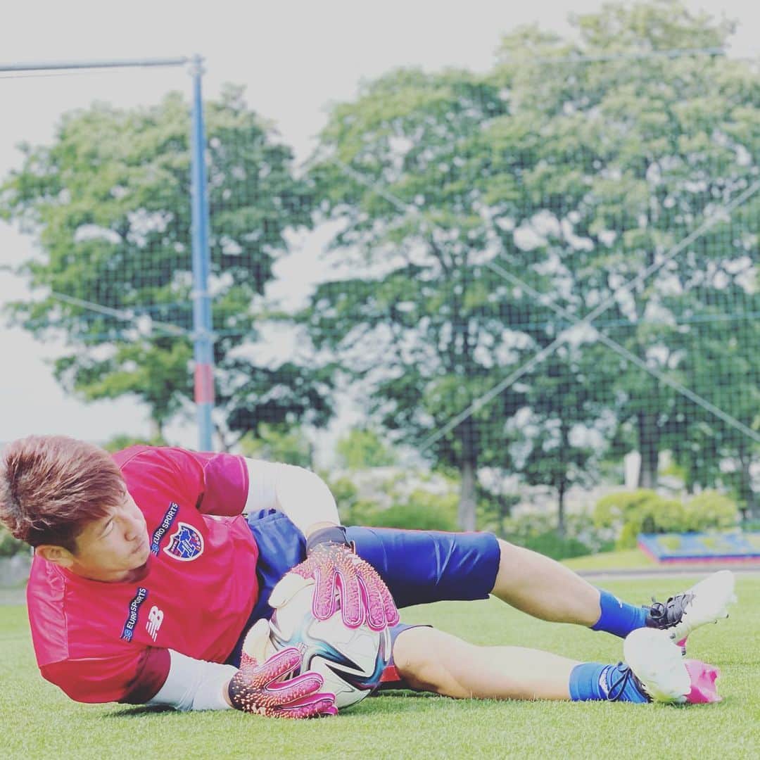林彰洋のインスタグラム：「まだまだここからの頑張りが必要なんだろうな‼️ 個人としてもチームとしても👀  良くなったと思ったら、下る様な感じの波も一つ一つ把握し掴み取って乗り越えていかないと‼️  #ACLリハビリ #goalkeeper #training #FC東京」