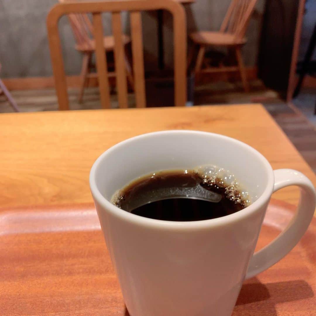 山﨑真依さんのインスタグラム写真 - (山﨑真依Instagram)「先日、おうちで飲むコーヒーを買いに行きました☕️  松山市の銀天街を入ってすぐの道に入ったところにあるB.Factoryさん✨  種類をオーダーしたら、 焙煎している間にコーヒーを一杯サービスしていただけるみたいで、 美味しくいただきました👀💕  たくさんの種類のコーヒーに落ち着いた店内、とっても魅力的でした☺️  #愛媛 #アナウンサー #コーヒー #松山  @b_factory_matsuyama さん」5月27日 18時17分 - yamasaki_mai0215