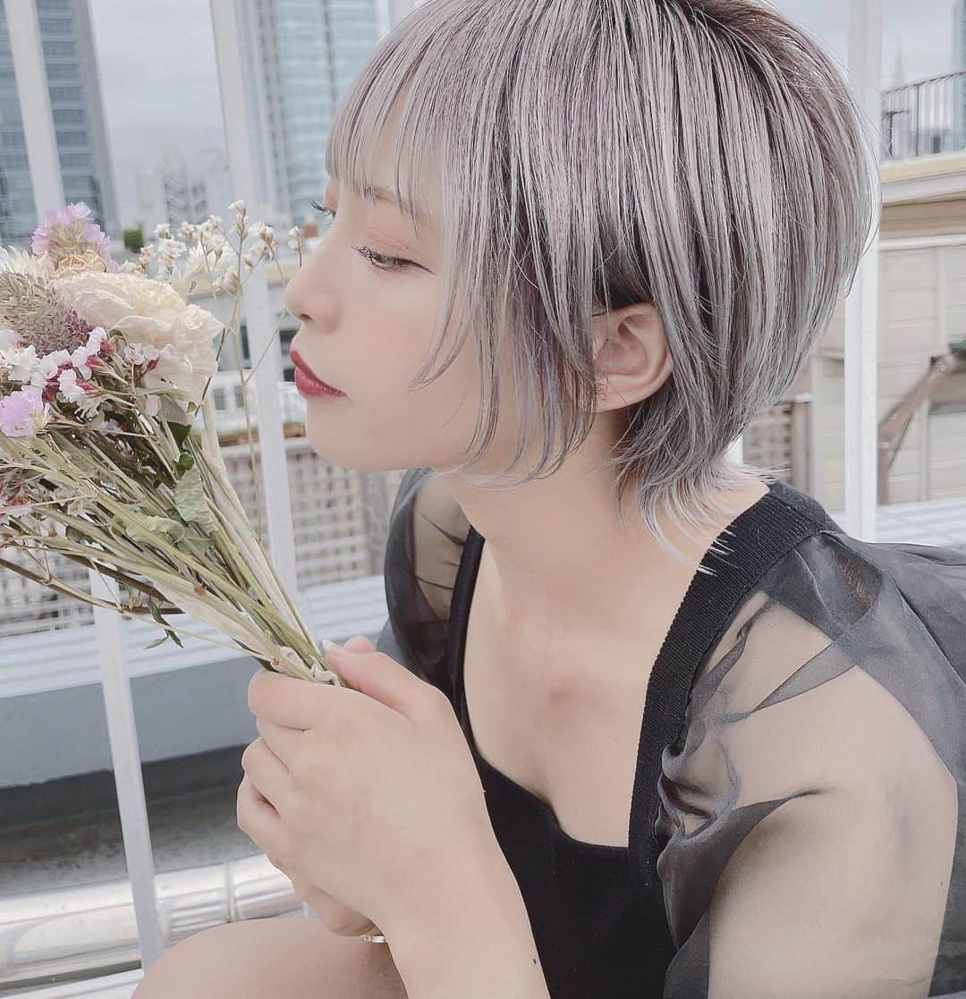 向葵まるのインスタグラム：「簡単に濡れ感とふんわり立体感が作れてウルフのヘアセットがらくち〜ん.ᐟ.ᐟ 猫っ毛だったり毛量少ない子でも簡単にゆる巻ヘアアレンジができるᜊﬞﬞ 𓈒𓏸 LOFTとかPLAZAで買えるよ〜.ˬ. #エアリーアンドイージー #airyandeasy #ふわ濡れ髪 #濡れ髪 #ワックス #LOFT #PLAZA #垢抜け #airyandeasy_pr  @airyandeasy_official」