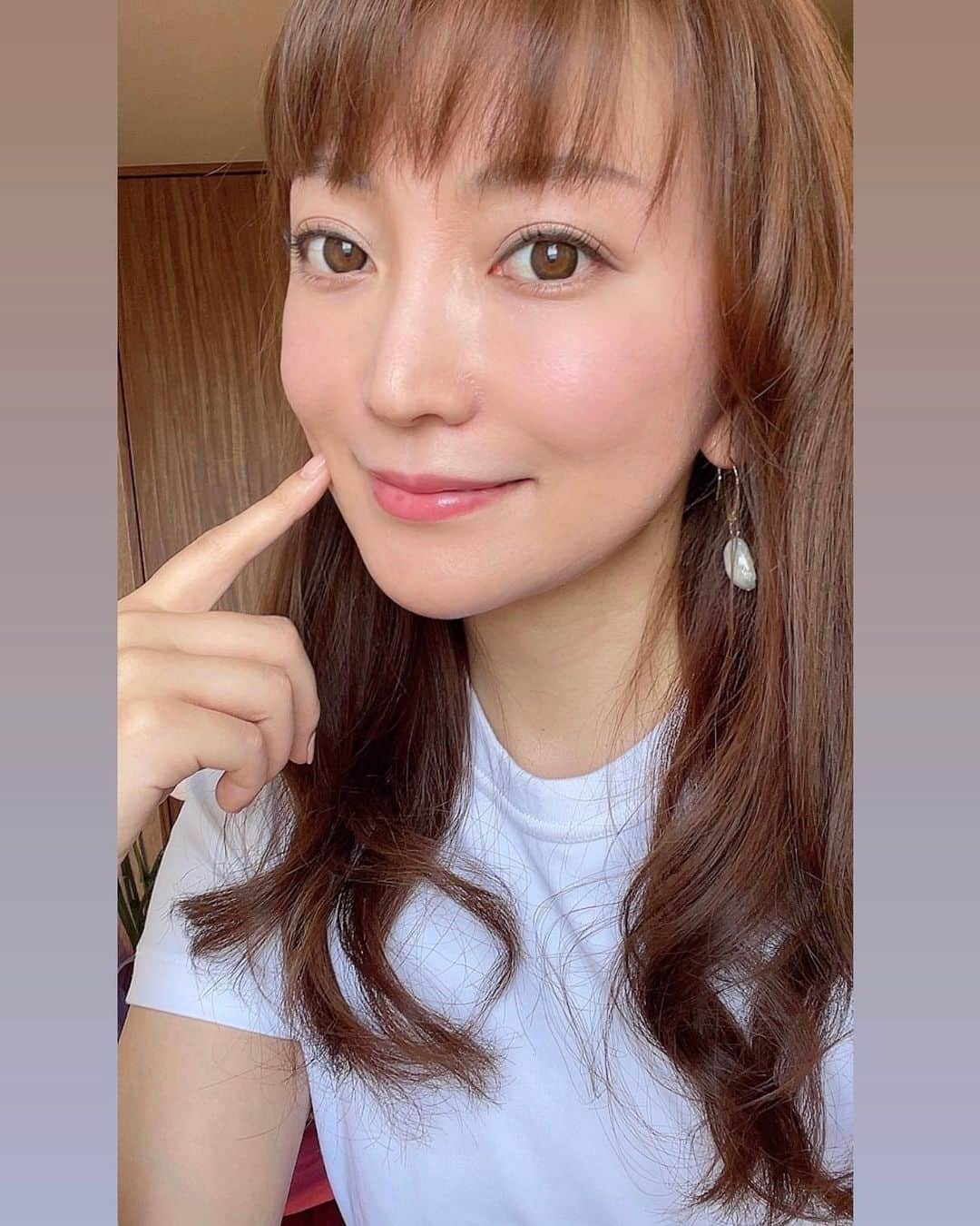 加藤綾菜さんのインスタグラム写真 - (加藤綾菜Instagram)「前も紹介したマキアージュのドラマティックヌードジェリーBBを変わらず使ってます😆🤲 長く続くマスク生活なので、マスクにつきにくいこのBBクリームは有難い✨ 毛穴やくすみが気になるし、透明感を一番大切にしたい私にとってはピッタリです❤️ 肌が弱いから洗顔料でオフ出来るのも嬉しい！ しかも、SPF50＋で、自転車移動の私にはピッタリです❗️ 紫外線から肌を守って艶々お肌を目指しましょう‼️  @maquillage_jp  #PR#ツヤ肌#ベースメイク#ノーファンデ　#BBクリーム#マキアージュ#毛穴カバー#ドラマティックヌードジェリーBB#マスクメイク」5月27日 18時26分 - katoayana0412