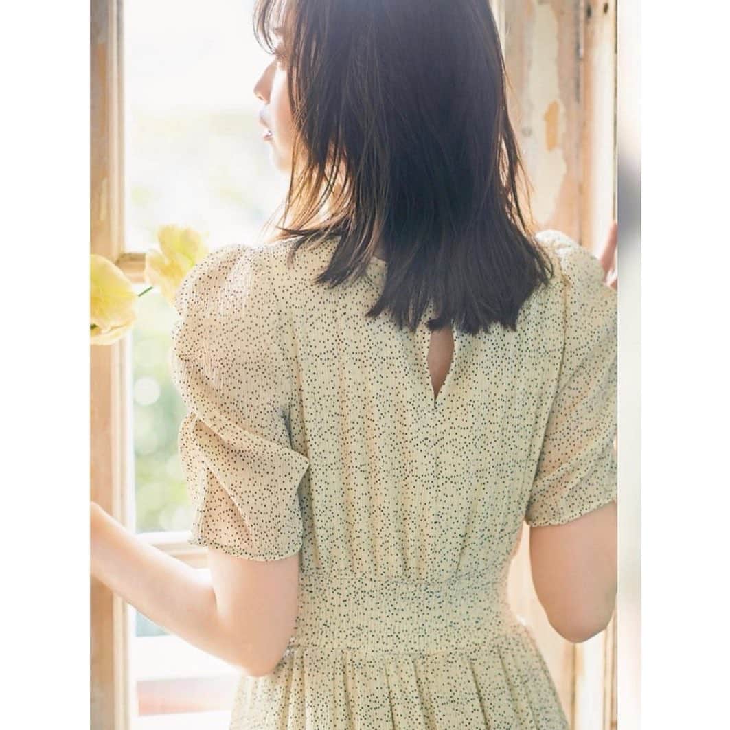 宮田聡子のインスタグラム：「今月の美人百花に初登場させていただきました！ @jillbyjillstuart_official  細かい女性らしいディティールが素敵なワンピースをたくさんあって、ワクワクしました。 是非チェックしてね (๑′ᴗ‵๑)」