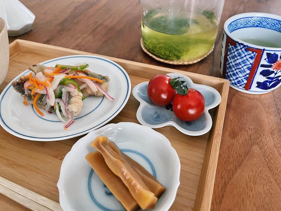 原田沙奈子さんのインスタグラム写真 - (原田沙奈子Instagram)「あさごはん🌱  ・クレソンちりめんバター御飯 ・鯵の南蛮漬け ・メンマ ・トマト に、 @studioprepa さんのガラスポットに入れた煎茶。  最近、優しい藍色が好きで。 骨董の有田焼とか見つけると動悸がしてその場から動けなくなる。←大袈裟か  最近行けてないけど、 @1945antiqueyamamoto や @fukumitsuya_shop でジロジロ見たいなー。  お椀は超がつくほどお気に入りの @kihachi_kobo の樫椀。  お気に入りの器を並べてサッと食べるあさごはん、すき。  #おうちごはん#あさごはん#サナコ_お料理」5月27日 20時50分 - sanakoharada
