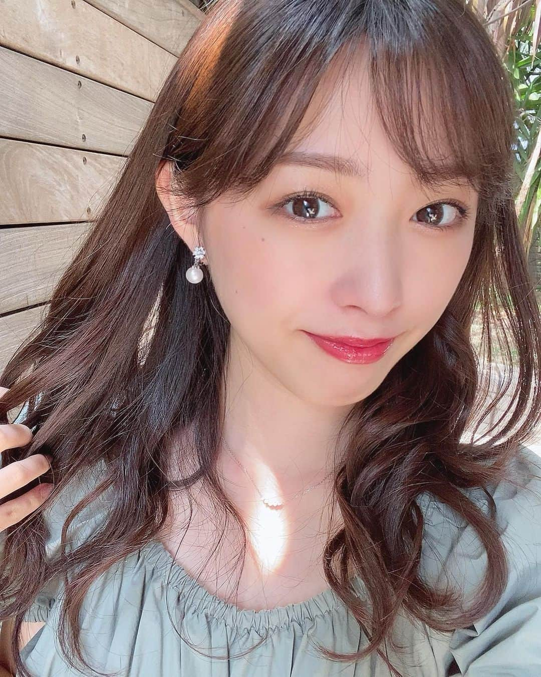 依田奈波さんのインスタグラム写真 - (依田奈波Instagram)「🌬🍃  今日は雨で少し肌寒かったですね☔️  この前聞かれたイヤリング @tao.collection.official  ぽつんと大きめのパールがワンポイントで可愛い〜❤︎  #シルバーアクセサリー #taocollections」5月27日 20時53分 - nanami_yoda