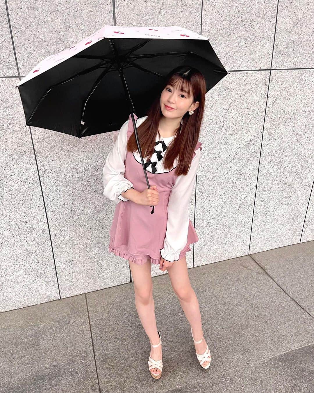 一城あやののインスタグラム：「今日雨すごかったですね><💦でも傘さしてお出かけするのもちょっと楽しかったり...🤗💖!! . . . . . . . . . . . . . . . . . . . . . . . . . . . . . . . . . #secrethoney #lolita #lolitafashion  #lolitagirl #lolitadress #lolitaoutfit  #lolita_fashion #japanesegirl #japanesefashion  #kawaiifashion #kawaiigirl #animegirl  #ロリータ #ロリータファッション  #ロリータ服 #ロリータコーデ #ピンクコーデ  #童顔女子 #童顔メイク #美脚 #ミニスカート #女子大生 #女子高生 #女子高生コーデ #大学生 #女子大生コーデ #大学生コーデ #かわいいコーデ #アニメ女子 #黒髪女子」
