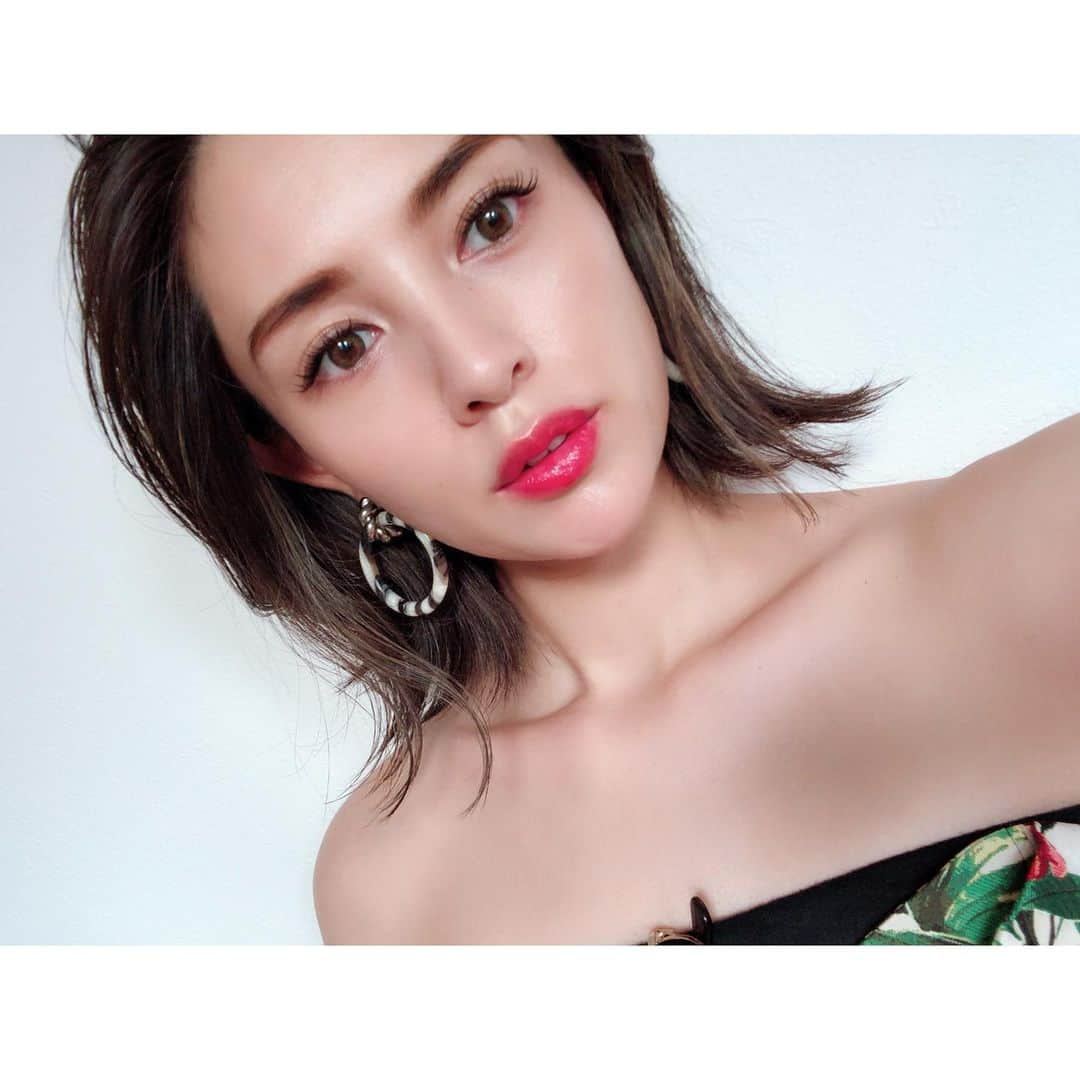 渡辺知夏子さんのインスタグラム写真 - (渡辺知夏子Instagram)「髪型... 考察中.....🤔 最近ずっと短いなぁー 長め懐かしいな〜 . . 髪型全然変えないタイプ... しかし気付けば何年も同じ感じ🤔 お任せで少しづつ変えてくれているけど✂️ 気がつけば、切りたくなったりして同じ感じになるw . .   #mybesthair  @abbey_nakamura」5月27日 20時57分 - chikako_724