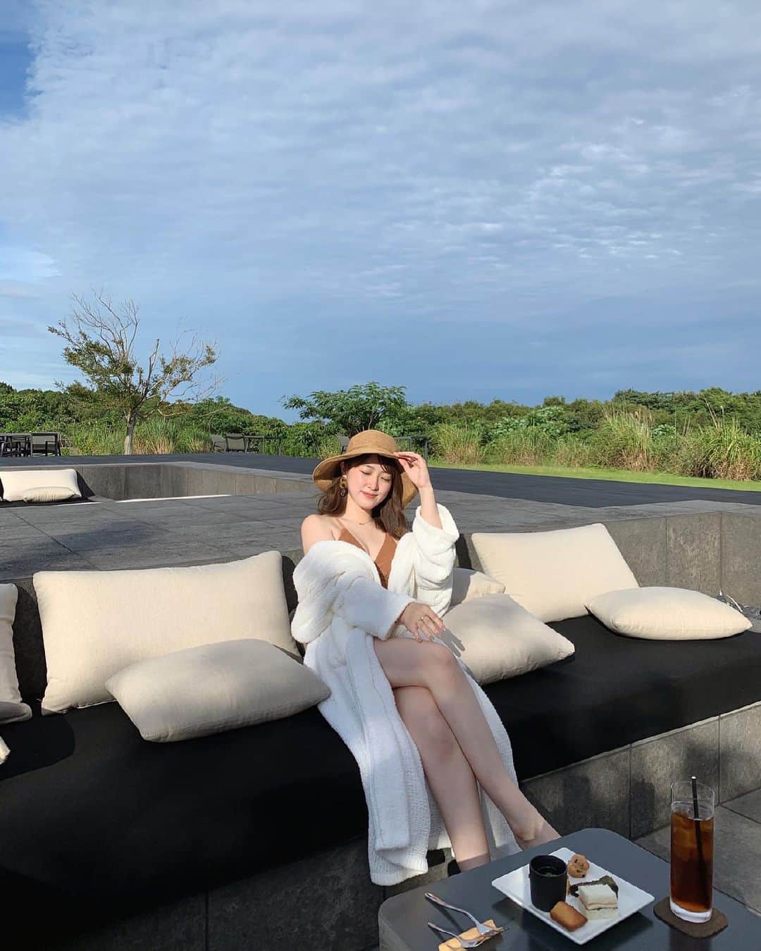 大野愛友佳のインスタグラム：「ゆっくりと夏の準備🌻  代謝アップのホットヨガと、 引き締めるためのトレーニング、 美肌のための脱毛ケア、 日焼け止めとスイムウェアの準備.. 全部実行中✨  こないだびっくりしたのが、私銀座カラーに通い始めて10年目だったこと😆✨  いつも施術してくれるお姉さんとお話しするんだけど、なんと10年も通ってることがわかったの！笑  今後は、いつか子供ができたりホルモンバランスが変わることで、変化もあると思うから、無期限っていうのがすごく安心😊 もちろん、これからも通い続けるし、やっぱり無期限にしといてよかったなぁ..と16歳の頃の決断に感謝👏  ちなみに無料カウンセリングは @ginzacalla_official のURLからチェックできるよ✔️  やっぱりオリコン顧客満足度も総合1位で、予約も取りやすくて、 住む場所が変わったりしても通い続けられるのがうれしいことよね🥺✨  #夏準備#美肌ケア#銀座カラー#脱毛#全身脱毛#顔脱毛#つるすべ肌 #たまご肌#アマネム#amanemu #callaPR#ginzacalla#beautycareproducts」