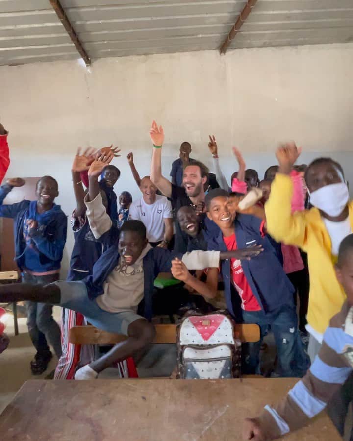 ジャン＝エリック・ベルニュのインスタグラム：「Teaching kids about climate change today near Dakar was a fantastic experience! Thank you @veloce_racing & @extremeelive for this wonderful legacy program 🙏🏼💚#VIVAVELOVE #OceanXPrix #ExtremeE #LegacyProgram #JEV25」
