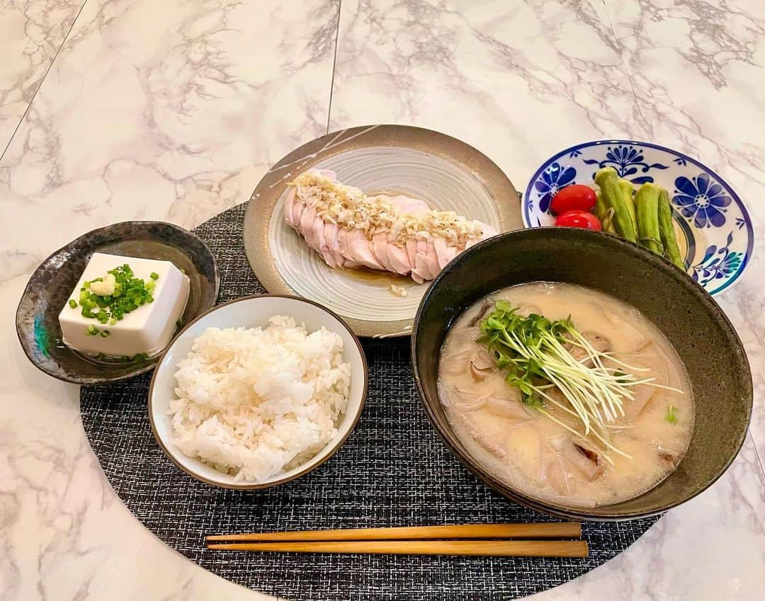 田中恵太のインスタグラム：「今日の夜ご飯！﻿ ﻿ ﻿ ﻿ ＊蒸し鶏ねぎしょうがソースがけ﻿ ＊イナムルチ﻿ ＊夏野菜白だし漬け﻿ ＊冷奴﻿ ﻿ イナムルチ？イナムドゥチ？﻿ 沖縄料理作りました！﻿ ボニークのおかげで鶏肉美味しい👍﻿ ﻿ ﻿ #田中恵太#fc琉球#田中食堂#fcryukyu#沖縄#沖縄市#那覇市#soccer#football#jリーグ#jleague#j2#okinawa#cooking#cookingram#簡単レシピ#アスリート飯#アスリートフード#クラシル#クックパッド#BONIQ#YouTube#youtuber#fatadapt#ご飯記録#沖縄料理」