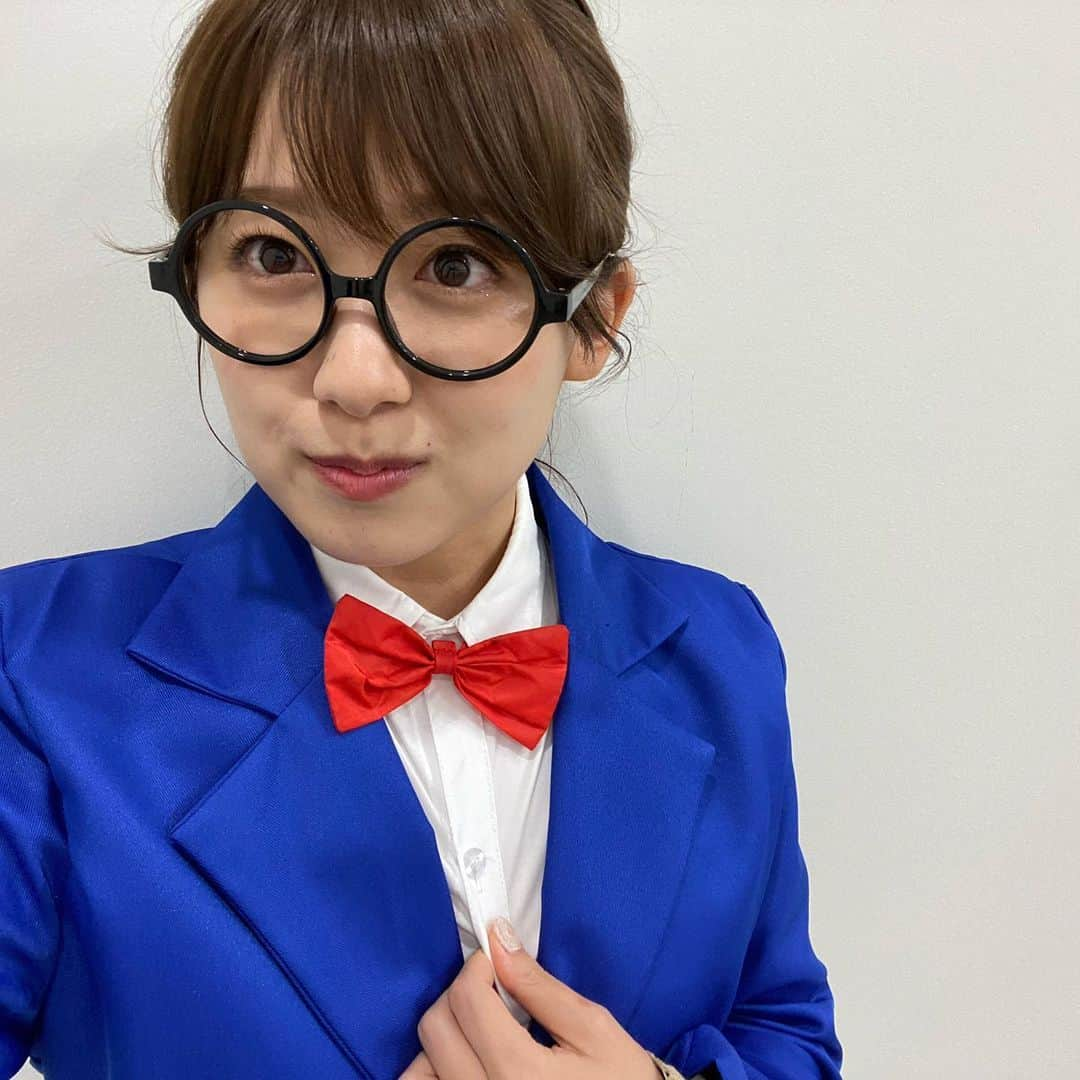 尾崎里紗のインスタグラム：「今夜のぐるナイで、ひさしぶりに名探偵オザキになりました！  だんだんひざ上の短パンもスカートもはかなくなったのに、コナン君だと喜んで着用しております笑 嬉し恥ずかし、でも至福😎🎀  . #名探偵オザキ #腕時計型麻酔銃 #予想以上にテレビで着用する機会があって #麻酔銃も喜んでます😎笑 #3枚目は蚊にさされたところがかゆいの図　 #夏ですねぇ」