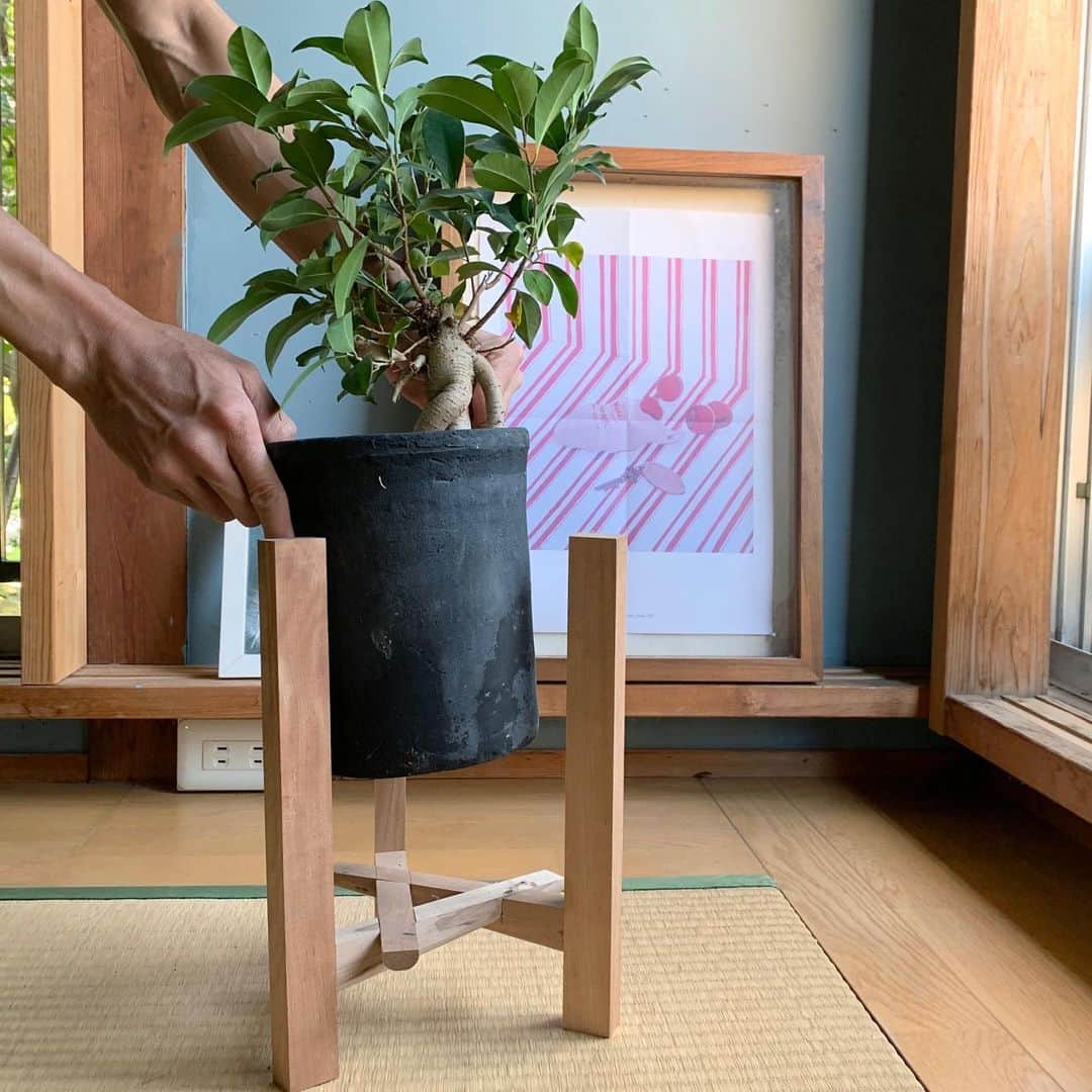 LIFULL HOME'S DIY Magさんのインスタグラム写真 - (LIFULL HOME'S DIY MagInstagram)「お気に入りの家具やインテリア、DIYやカスタマイズ、賃貸でも購入物件でも自分らしさに妥協したくない。そんな部屋づくりにこだわった人たちを紹介する #こだわりの部屋づくり 。﻿ ﻿ 今回ご紹介するのは、東京都にお住まいの平塚剛史さん・緑川彩さんご夫妻のお部屋。﻿ 一軒家をセルフリノベーションした際のエピソードや、お気に入りのアイテムについてお話を伺いました。﻿ ﻿ ﻿ ● セルフリノベーションの魅力とは？﻿ ﻿ 2年半前、一緒に住む際にお二人が重視したのは、「DIY可」の「一軒家」という条件でした。築45年のこちらの物件は、予算内だったこともあり即決したのだとか。﻿ ﻿ セルフリノベーションの魅力は、色や素材を自由に決められること。お二人の根本には、「木をうまく使いたい」という思いがあったそうです。﻿ ﻿ 「編集者という仕事柄、人の家を取材することも多く、過去に100軒以上を見てきました。セルフリノベーションは『暮らしを自分に最適化できる』と感じています」﻿と仰る緑川さん。 また、「僕は素材にこだわりが強くて。この家には昔からの木材も多く、素材感が気に入っています」﻿と平塚さん。 ﻿ そんな﻿お二人が創り上げたこだわりの素敵空間には、まさか！？というものまでDIYでつくられたアイテムが沢山。  ちなみに編集部のお気に入りは… ①天井から吊るされた本棚（写真2枚目） ②和室空間の変身ぶり（写真4→5枚目）です！  みなさんも是非、チェックしてみてくださいね😮✨  ﻿ ......................... ﻿ ﻿ こだわりの空間、お部屋の全貌はWEBサイトにて﻿ トップのURL、ストーリーズリンクよりご覧ください🔍﻿ ﻿ @lifullhomesdiymag﻿ #暮らしの編集力を高めるウェブマガジン﻿ #lifullhomesdiymag﻿ #diymag﻿ ﻿ ﻿ #セルフリノベーション #セルフリノベ #DIY #一軒家 #戸建て #戸建 #戸建てリノベーション #本棚 #本棚収納 #リノベーション住宅 #キッチン収納 #キッチンインテリア #クローゼット収納 #クローゼット #ウォークインクローゼット #漆喰壁 #漆喰の壁 #和室インテリア #おうち時間を楽しもう ﻿」5月27日 21時23分 - lifullhomesdiymag