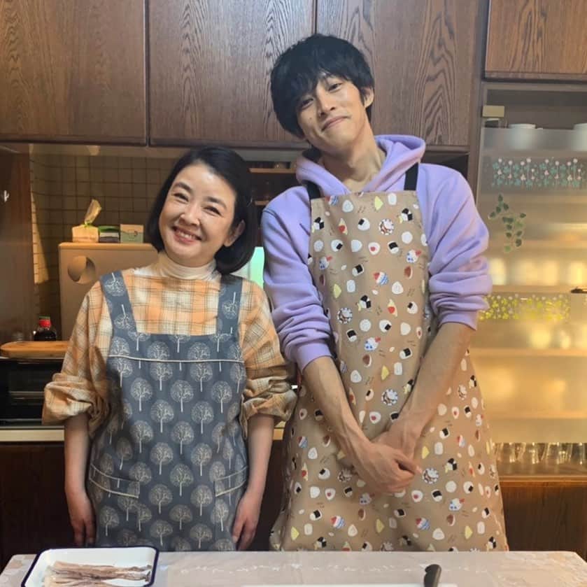 岸本加世子のインスタグラム：「桃地くんと。 あの時キスしておけば。 テレビ朝日 金曜夜11時15分〜。 見てねー。 #あのときキスしておけば  #あのキス #松坂桃李」