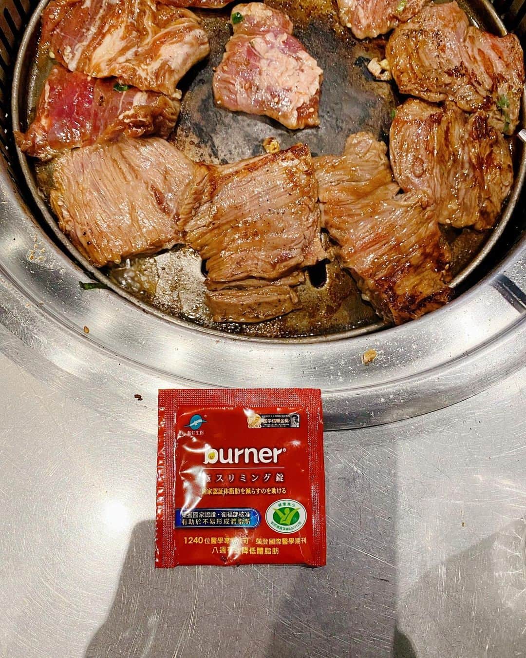 張香香さんのインスタグラム写真 - (張香香Instagram)「乖乖在家已經13天沒運動的我🥲 雖然現在沒有在外和朋友聚餐的局 但宅在家並沒有因此吃得比較少 反而會忍不住一直吃吃吃🐷 餓也吃無聊嘴饞也吃🤦🏻‍♀️  頭一個禮拜極盡所能地耍廢後 決定開始以極緩慢的速度整理家裡 整理好再開始慢慢重拾運動習慣 在那之前就先靠 @funcareltd  挑戰日夜24小時持續代謝！  「極纖錠」三重代謝配方 讓沒辦法去運動的我還能提升4X代謝力 沒有運動習慣的人更該一起吃！ 睡前再靠「夜孅胺基酸EX PLUS」22種胺基酸、溫感天堂椒繼續5X代謝！ 最重要的是讓心情放鬆睡飽睡足 身體才有足夠保護力！  祝大家不能出門的期間也能防守體重成功😤💪🏻  #船井生醫#船井burner #極纖錠#小紅纖#去你的體脂肪 #夜孅胺基酸#越睡越窈窕#孅眠神器 #王彥文醫師推薦#顏百駿醫師推薦」5月27日 21時52分 - m40925