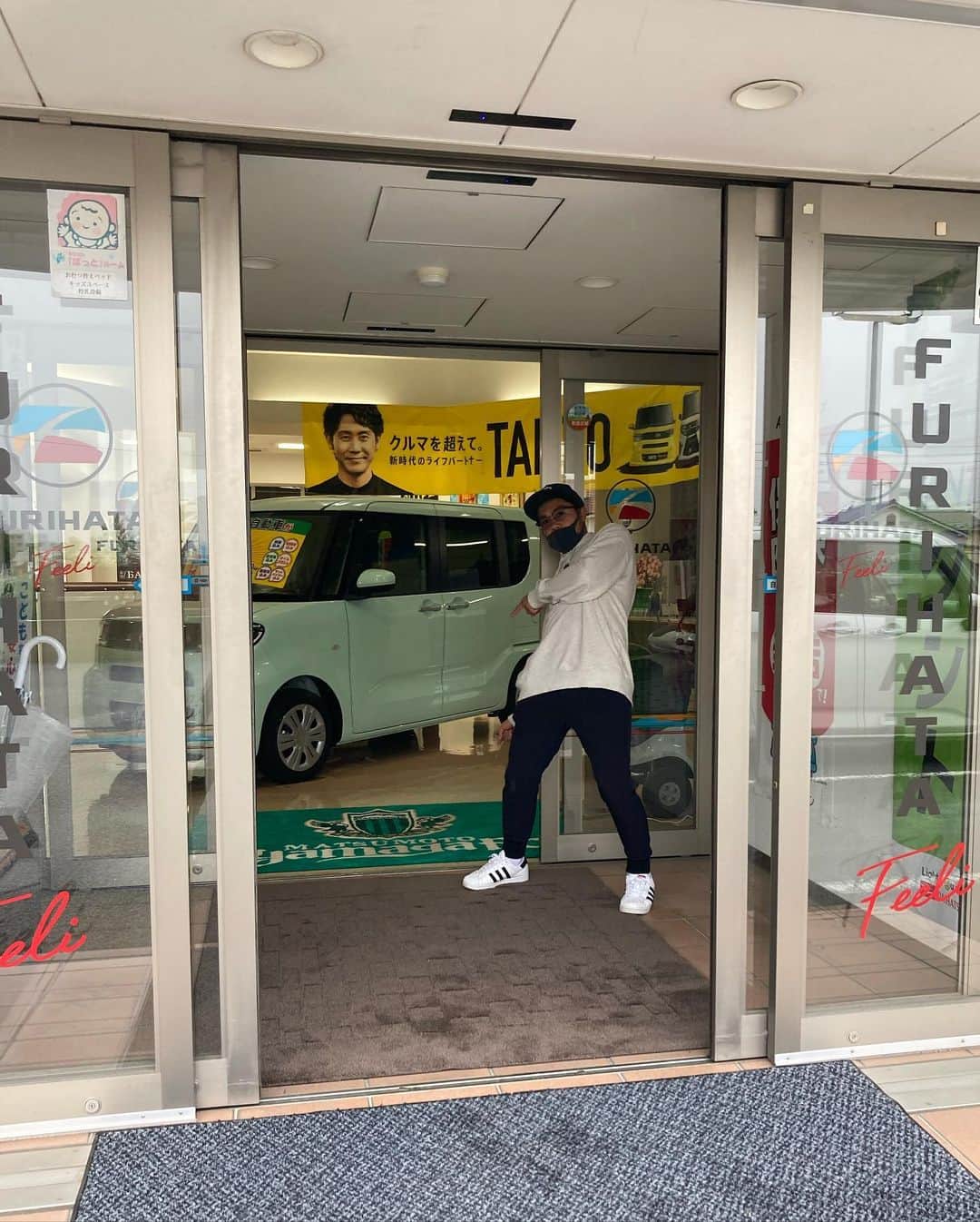 田中パウロ淳一さんのインスタグラム写真 - (田中パウロ淳一Instagram)「降幡自動車さんに行ってきました！！ (https://furihata-feeli.com/)  タイヤの交換や車を綺麗にしてもらいました。 松本山雅のマットも使ってるぅぅぅ。 僕の都合にめちゃくちゃ合わせてもらいました。笑 ありがたいお話です！笑  皆さんも車の相談を気軽に、降幡自動車さんでしてみませんか？  #松本山雅 #降幡自動車」5月27日 22時18分 - tanakapaulojunichi