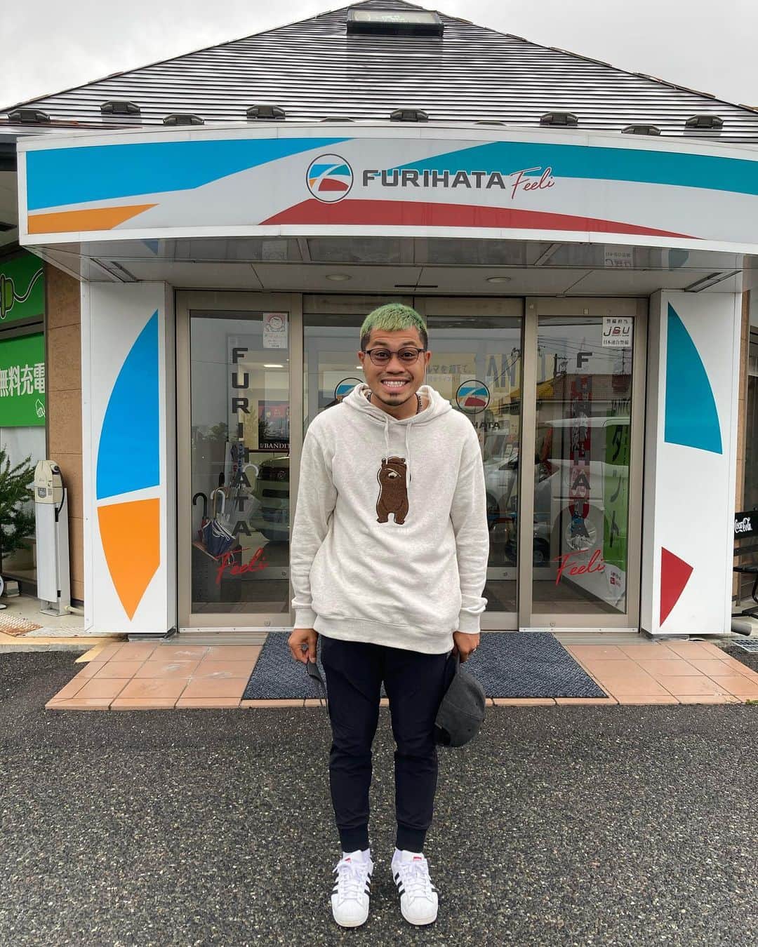 のインスタグラム：「降幡自動車さんに行ってきました！！ (https://furihata-feeli.com/)  タイヤの交換や車を綺麗にしてもらいました。 松本山雅のマットも使ってるぅぅぅ。 僕の都合にめちゃくちゃ合わせてもらいました。笑 ありがたいお話です！笑  皆さんも車の相談を気軽に、降幡自動車さんでしてみませんか？  #松本山雅 #降幡自動車」