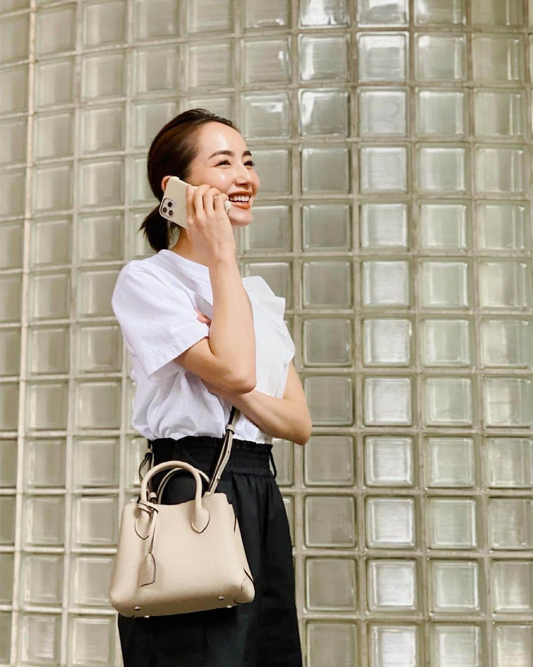 辻元舞さんのインスタグラム写真 - (辻元舞Instagram)「. @bonaventura.official のMini Mia Tote Bag可愛い🥺 ミニバッグですが思ったよりも収納力あり！1人のときも、子連れ時の2個持ちバッグにも大活躍してます🙆🏻‍♀️ バッグはグレージュ、iPhoneケースはアイボリーで涼しげに揃えました🤍 #BONAVENTURA#ボナベンチュラ#iPhoneケース#バッグ」5月27日 22時19分 - mai_tsujimoto