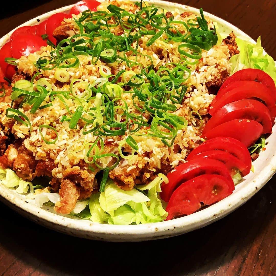 志摩有子さんのインスタグラム写真 - (志摩有子Instagram)「今夜は油淋鶏。鶏もも2枚をカリカリに。レタスたっぷり、トマトも添えて。 おつまみにもおかずにもなるみんなが大好きなやつ。  #油淋鶏 #アリコ飯店 #家中華」5月27日 22時31分 - ariko418