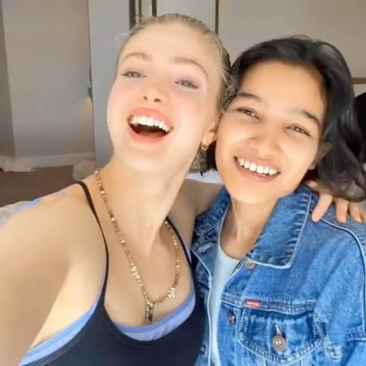 エレナ・カンプーリスのインスタグラム：「While in Sydney shooting i met this beautiful spirit @arunna.acharya and this is what we did between filming😜Pajama #Radha party with my guru ji (teacher) but also bahut karib saheli (bestie) who’s been teaching me Hindi!! #throwback to sleepovers in Sydney dancing the night away💞🎉🌝missing her❤️ #girlsnight #Australia #Sydney #girlfriend #besties #girlpower #girls #sleepover #dance #love #ShreyaGhoshal #girl #happy #Bollywood #Hindi #celebrate #support #Indiancinema #culture #music #India #sing #dance #behindthescenes #AliaBhat #VarunDhawan #SidharthMalhotra #instagood #instamusic」