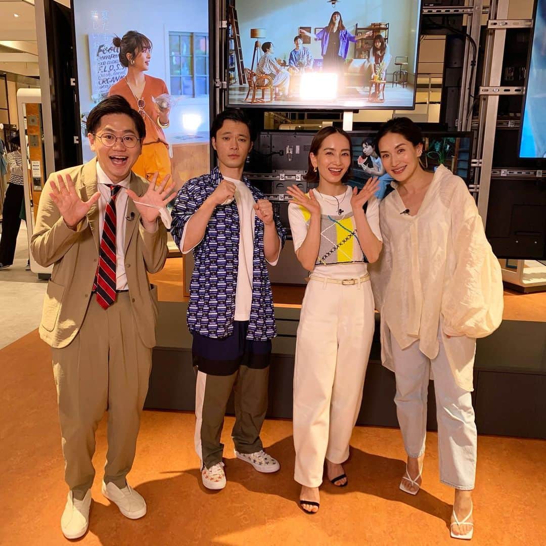 亀恭子のインスタグラム：「TBS「ラヴィット！」 ファッションコーナーのロケでした。  東京ホテイソンのお二人と、モデルの辻元舞ちゃんと。  東京ホテイソン、面白かった〜 舞ちゃん、いつも可愛い〜❤︎  @dotst_official 店舗にて。 トレンドアイテムの豊富さ、コスパの良さ、 セレクトするのが楽しかったです^^  6/15 O・A予定です。  この日の私はメガ提灯袖❤︎  #tbs #ラヴィット火曜 #fashion #dotst_official」