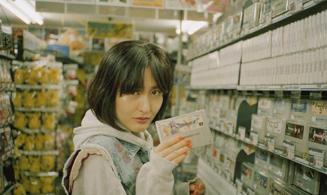 岩井七世のインスタグラム：「選ばれし運命の炎🔥  写真は古き良きRPG。 #ドラゴンクエスト #ドラクエ12 #人生はドラクエ」