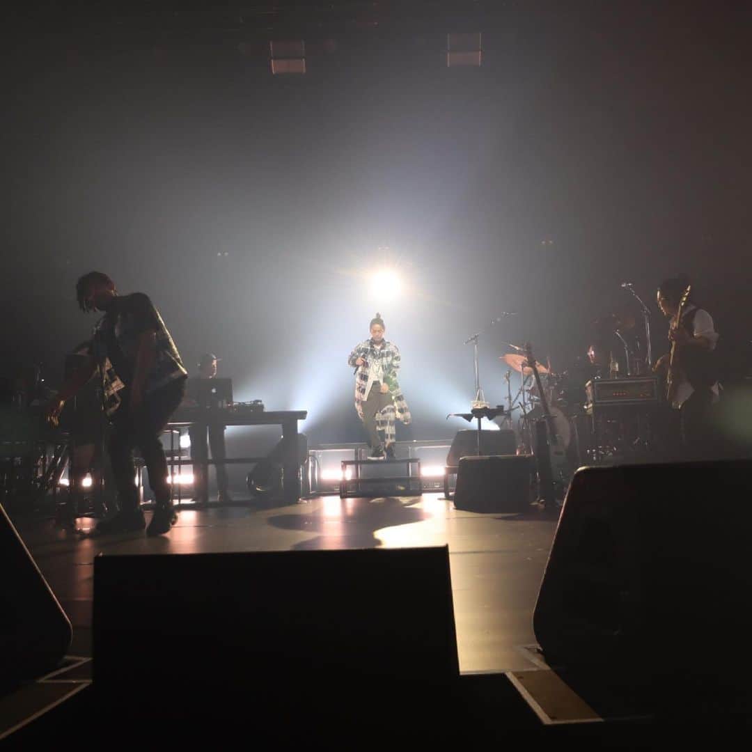 久保田利伸のインスタグラム：「2019年10月からスタートした久保田利伸CONCERT TOUR“Beautiful People”。 全39公演、約1年半に渡りスタッフが追いかけたドキュメンタリー映像が完成！  リハーサル映像や各地のOFF日の様子、メンバーと笑いあっている姿や 本番直前のバックステージ・・・等々惜しみなく大・放・出！！！ ここだけの秘蔵映像満載！ ご堪能ください！  https://youtu.be/2F1K7jQ3cqk （ストーリーズから飛べます💨） 　 photo by kazuharu inoue @kogatsuneo   #久保田利伸  #beautifulpeople  #funkyjamchannel  #behindthetour #cantmissit  #たくさんの人に届いて欲しい #ありがとうございました」