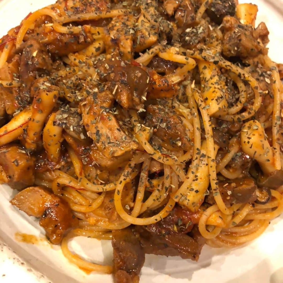 渡辺裕之のインスタグラム：「息子が夕飯に パスタを作ってくれた。 20分程で出来てきた。 いい香り！ 初めての味わい！ スパイシーで濃くがあって 実に美味い！ レシピを書いて貰った 「フライパンにあった豚肉のスパイシー炒めを刻んでキノコと刻みニンニクと一緒に炒めてケチャップとケイジャンソースを加えて、クミンとハバネロペッパーと胡椒と乾燥バジルをふりかけます。  ハリッサを加えて、パスタの茹で汁で塩分を調節したら、パスタと絡めて出来上がり🍝」  書かれていないが 食べる者への想いがが何よりのレシピに違いない。 有難い^_  #息子ごはん  #料理男子 #愛情スパイス #おうちごはん  #母親譲り  #感謝」