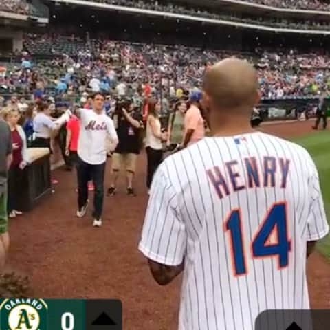 ジュリアーノ・ベレッチのインスタグラム：「#tbt 2017 diversão. Estádio do New York Mets @mets . “Aquecendo” para o lançamento inicial, com o amigo Thierry Henry. Ação do @fcbarcelona nos Estados Unidos. #belletti #barçalegends #forever」