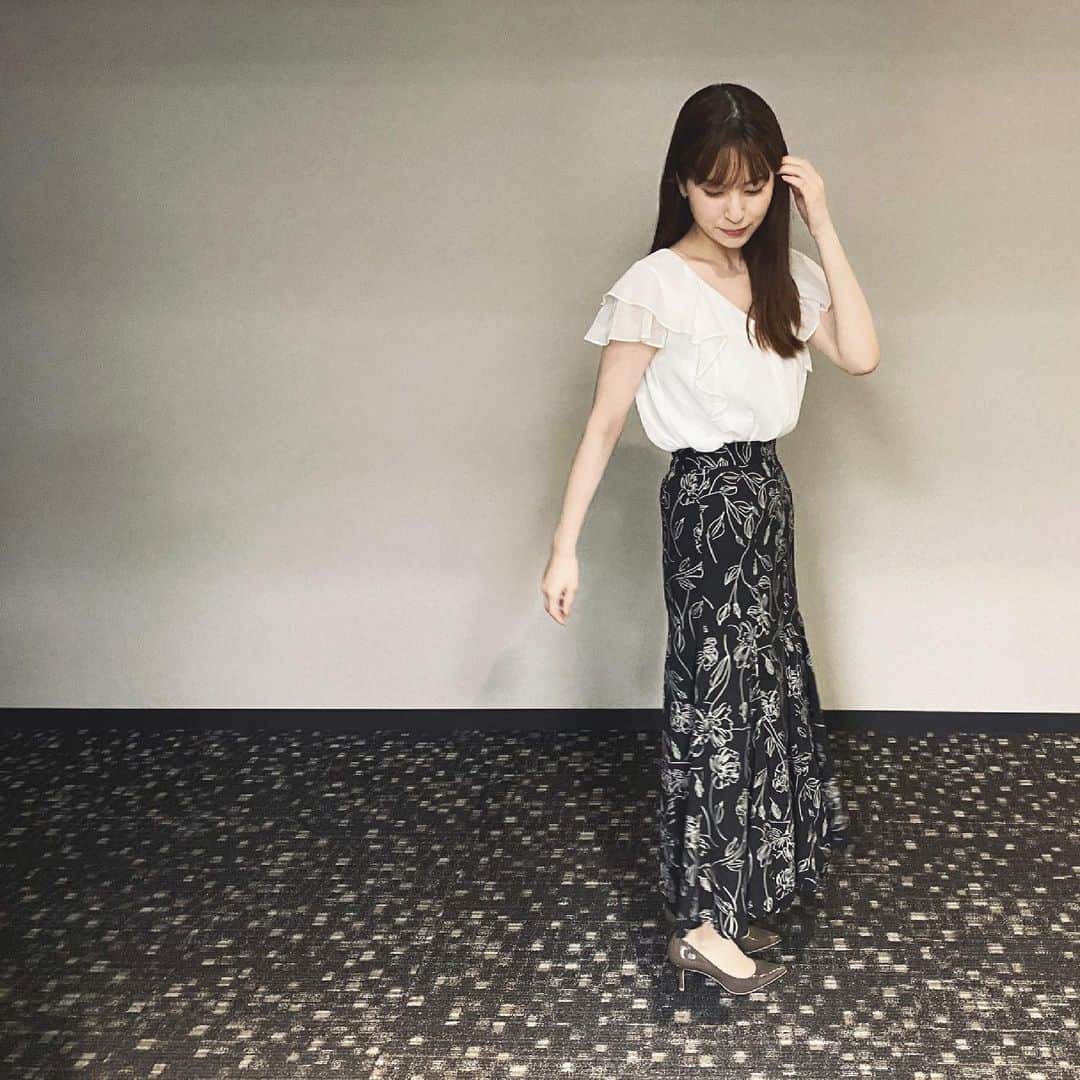 角谷暁子のインスタグラム：「木曜日のWBSが終わりました。今日はとてもうなぎが食べたい気分です。夏、浅草、浴衣を着て、うなぎとビールを求めて散歩･･･🎐🎐そんな妄想をしながら、おやすみなさい。」