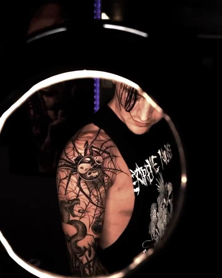 Ghastlyのインスタグラム：「Massive shoutout to my friend @tommylee.tattoo for finishing my sleeve w this SPIDOR」