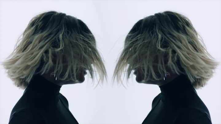 Alfredo Floresのインスタグラム：「honored to bring this visual to life for @iamjojo!! so proud of your entire journey on the masked singer. New video directed by me out now. Big thanks to the entire cast and crew for rocking this one out with me!! 🎬   Link in bio for full video. Tap in 👈🏽   Production Company: @famousafterdeathfilms Label: @warnerrecords Commissioner: @normanwonderly Laura Mende Exec Producer: @meggamez @filmandvideoproducer Producer: @producedbydre 1st AD: @kelo_of_dopeness DP: @jonsuarezz Gaffer: @artgarii Key Grip: @gabriellee86 BBG: @spicy_mango BBE: @cooper.finn Board Op: @hi_im_pebble 1st AC: @chowingdownchow 2nd AC: @vrhispowers PD: @yskizito Artist Stylist: @morgann Stylist Asst: @_kateli  Hair: @johnlunsfordd MUA: @porschefabulous Nails: @califreenails Choreographer: @jemelmcwilliams Male Dancer: @kidjongo BTS Photographer: @dougkrantzii Music: @tranterjustin @sadgirlsloan @callmemano @rissi_rissi Mgmt: @kategallghz  Editor: @andy_ricefield Colorist: @cameronmarygold VFX: @thejaraad Location: @818studios」
