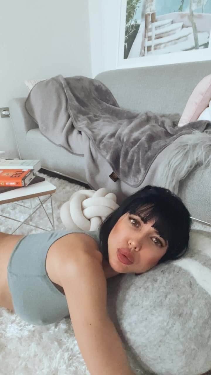 ミロ・モアレのインスタグラム：「I didn’t slept one second last night. Had to work, editing my new movie!!! Hot stuff.  I will go to bed now. Wish me sweet dreams.  Kiss, Milo 💋😴」