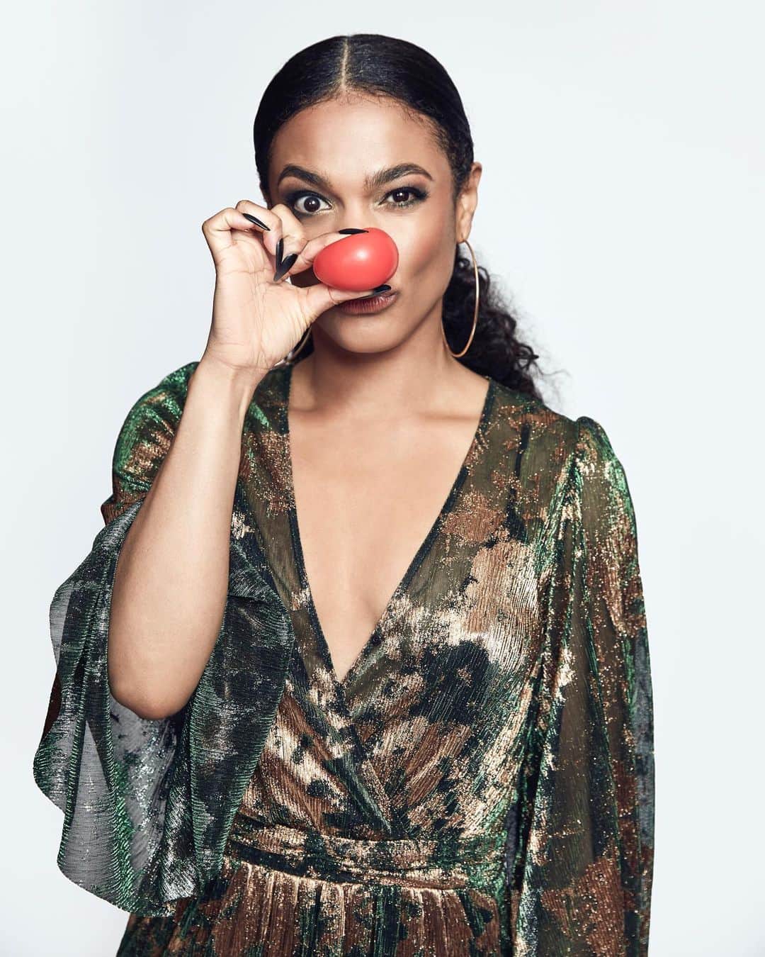 のインスタグラム：「Instafam. 🔴It’s Red Nose Day USA!🔴 • • And it returns TONIGHT 8/7c on #NBCTheWall. @NBC is airing a special episode of “The Wall” in their continued mission to raise funds for the millions of children in the U.S. and across the globe who are living in poverty. Our help is needed. Thank you in advance for any contribution or support you can offer. Every nose & penny counts. 🔴♥️❌⭕️ @RedNoseDayUSA on #NBCTheWall. Visit www.rednoseday.org (link also in bio) to learn more and donate. Thank you. #rednoseday #NosesOn」