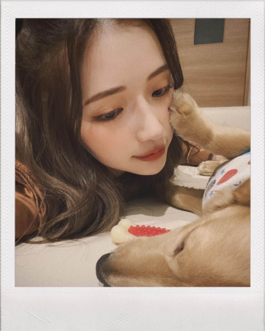 南りほのインスタグラム：「最近お仕事忙しくて、お留守番ばかりごめんね、、😢 ぐるーとさん愛してるよ💋 スヤスヤ寝てる時が可愛すぎてちょっかい出したくなる🐶👶🏼」