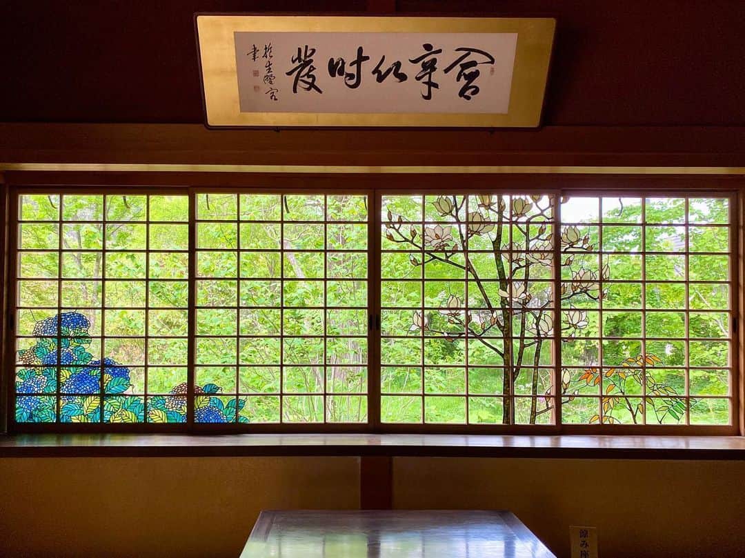 服部未佳さんのインスタグラム写真 - (服部未佳Instagram)「今日のスーパーJチャンネルABA 特集は「奇跡のステンドグラス」 ディレクターを務めました！ 中泊町の旧家・宮越家の 離れ「詩夢庵」に残る 日本の最高傑作ともいえる作品は、 100年もの間 世に出ることがありませんでした。 その封印を解いた3つの鍵とは… 日本のステンドグラス先駆者・小川三知の 素晴らしいステンドグラスの魅力とともに たっぷりお伝えします。 18時15分から、ぜひご覧ください☺️ 詩夢庵は、明日から一般公開スタート！ 中泊町HPを要チェックです👀 #宮越家 #詩夢庵 #中泊町 #ステンドグラス #小川三知  中泊町の産直「ピュア」で 津軽びいどろの 詩夢庵オリジナルタンブラーをゲットしました😆 涼み座敷の間のステンドグラスがモチーフ。 色合いがとっても好みです！きれい〜💓 数量限定だそうです、お早めに😙 #津軽びいどろ   宮越家12代目当主 宮越寛さん 中泊町博物館 齋藤淳館長 ステンドグラス史研究家 田辺千代さん 中泊町 濱舘豊光町長 他、ご協力くださった皆さま… ありがとうございました✨」5月28日 14時02分 - mikahattori_aba