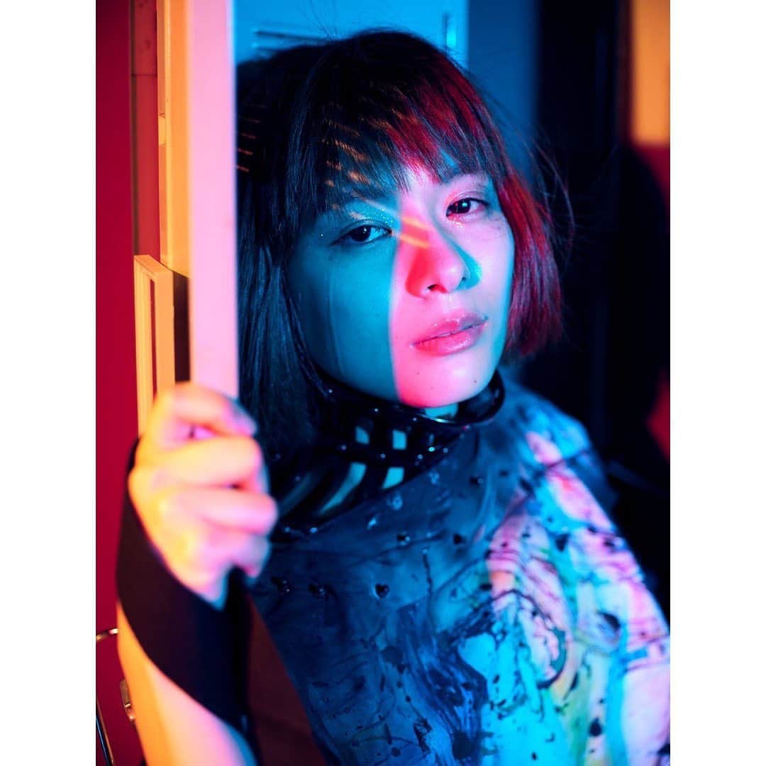 芳根京子さんのインスタグラム写真 - (芳根京子Instagram)「本日「装苑」発売です。 こちら10代のリナをイメージした写真になってます。  スチールでこんなに感情を爆発させて撮っていただくのは、初めてだったような気がします。 すごく楽しい撮影でした☺︎  #装苑 #Arcアーク」5月28日 14時08分 - yoshinekyoko