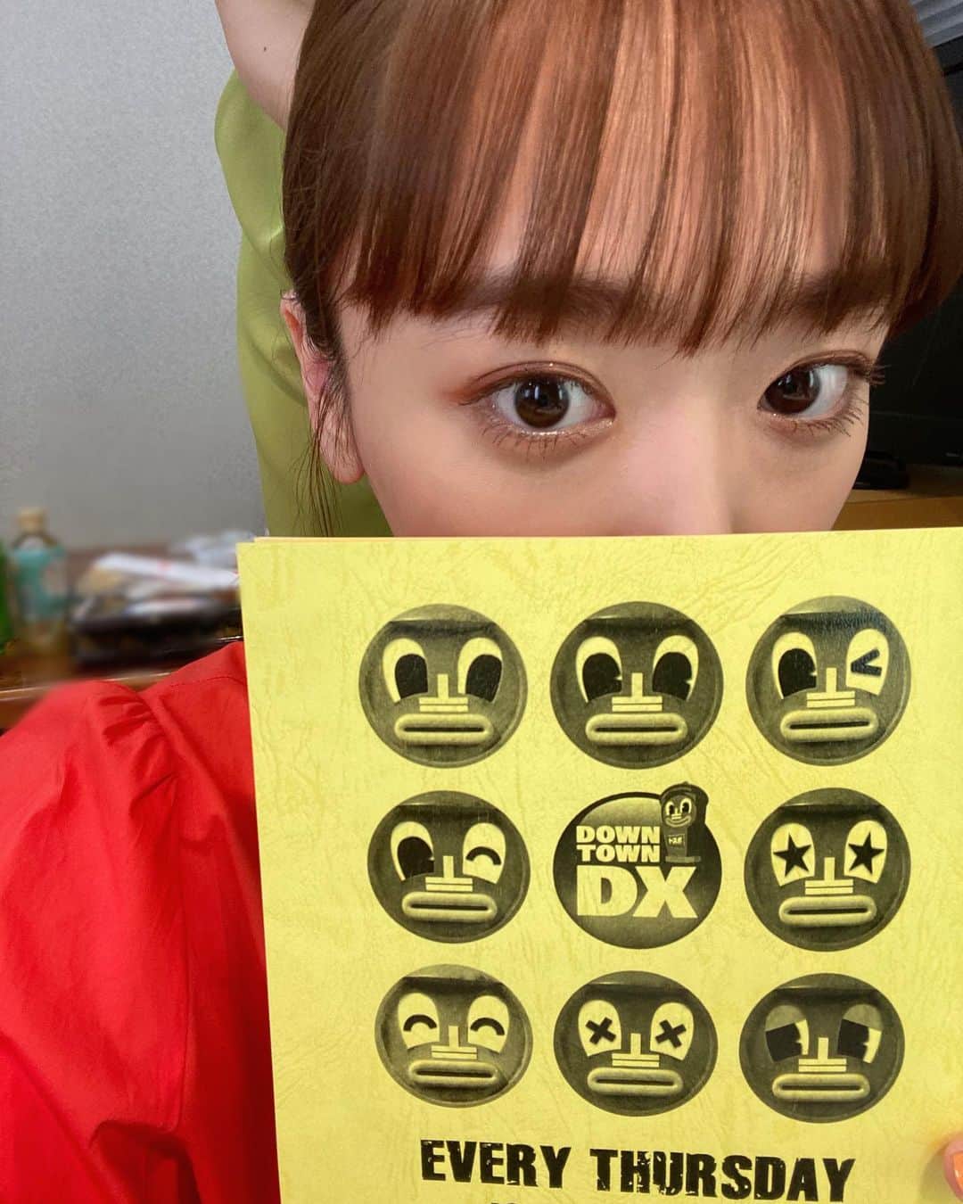 近藤千尋のインスタグラム：「ダウンタウンDX ラヴィットの衣装です📸💖 見てくださった方 ありがとうございました🙂🙂 今週もお疲れ様でした🤍 ラヴィットで占いのコーナーで 頂いた乃が美のパンが美味しすぎて…☺️  そして、生放送後の はみ出しラヴィット Twitterで見れますので是非…🌈 東京ホテイソンさんと アポロン山崎さんとお話ししてます❤️  アポロン山崎さんの占い🔮では 嬉しいことも言われて 娘たちのことも聞けて 楽しかったなぁ~😚😚😚 @appollon223」