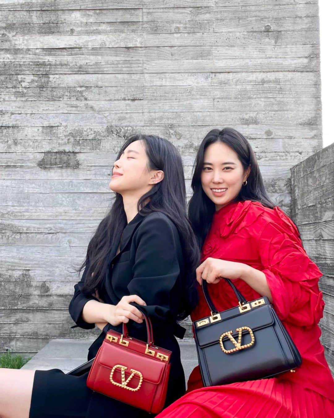 ソン・ナウンさんのインスタグラム写真 - (ソン・ナウンInstagram)「#광고 #RockstudAlcoveValentinoGaravani  Truly enjoying a sister moment with these cool bags♥️🖤」5月28日 14時51分 - marcellasne_